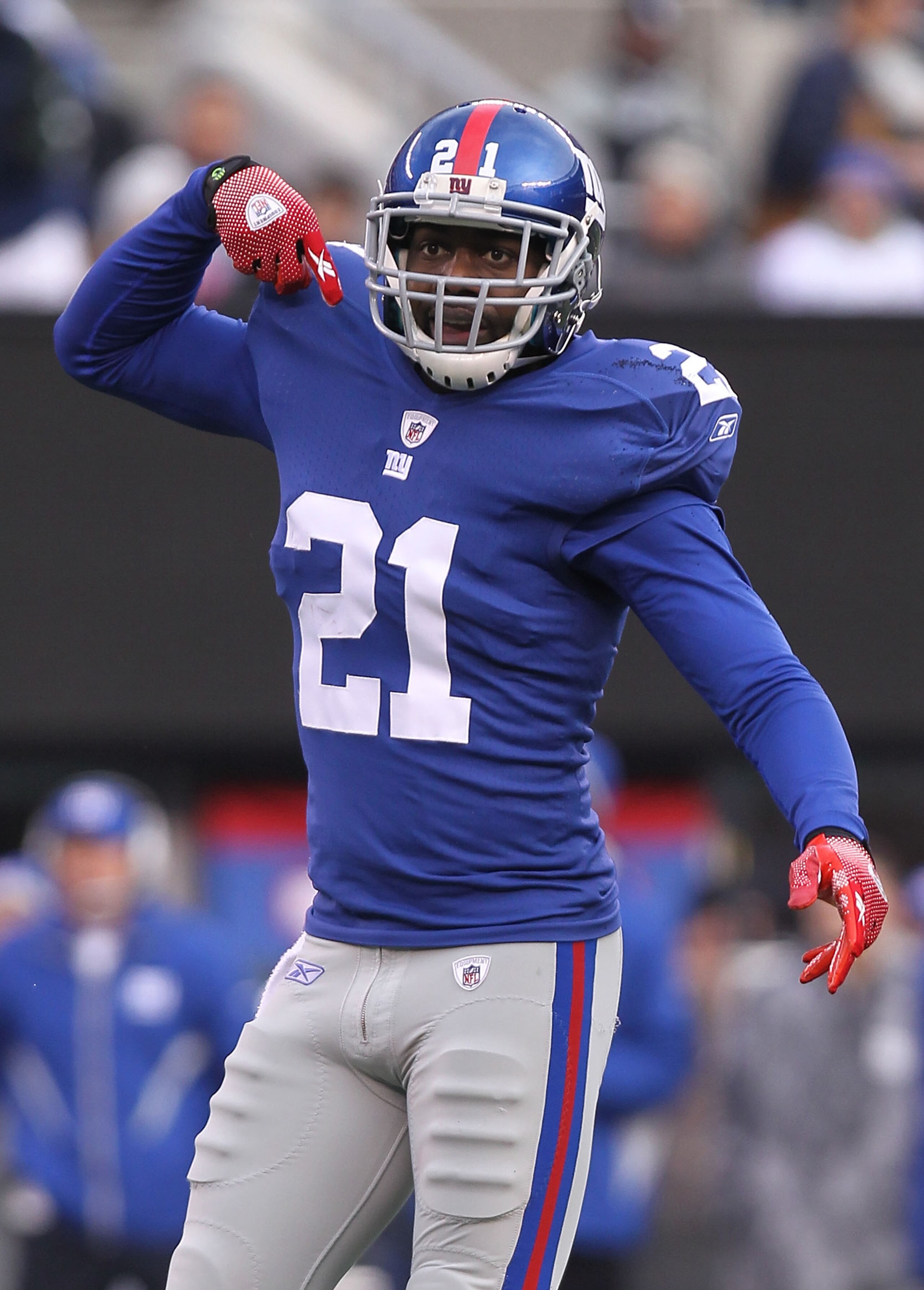 EAST RUTHERFORD, NJ - DECEMBER 19: Kenny Phillips #21 of the New York Giants against the Philadelphia Eagles at New Meadowlands Stadium on December 19, 2010 in East Rutherford, New Jersey. (Photo by Nick Laham/Getty Images) EAST RUTHERFORD, NJ - DECEMBER 19: Kenny Phillips #21 of the New York Giants against the Philadelphia Eagles at New Meadowlands Stadium on December 19, 2010 in East Rutherford, New Jersey. (Photo by Nick Laham/Getty Images)