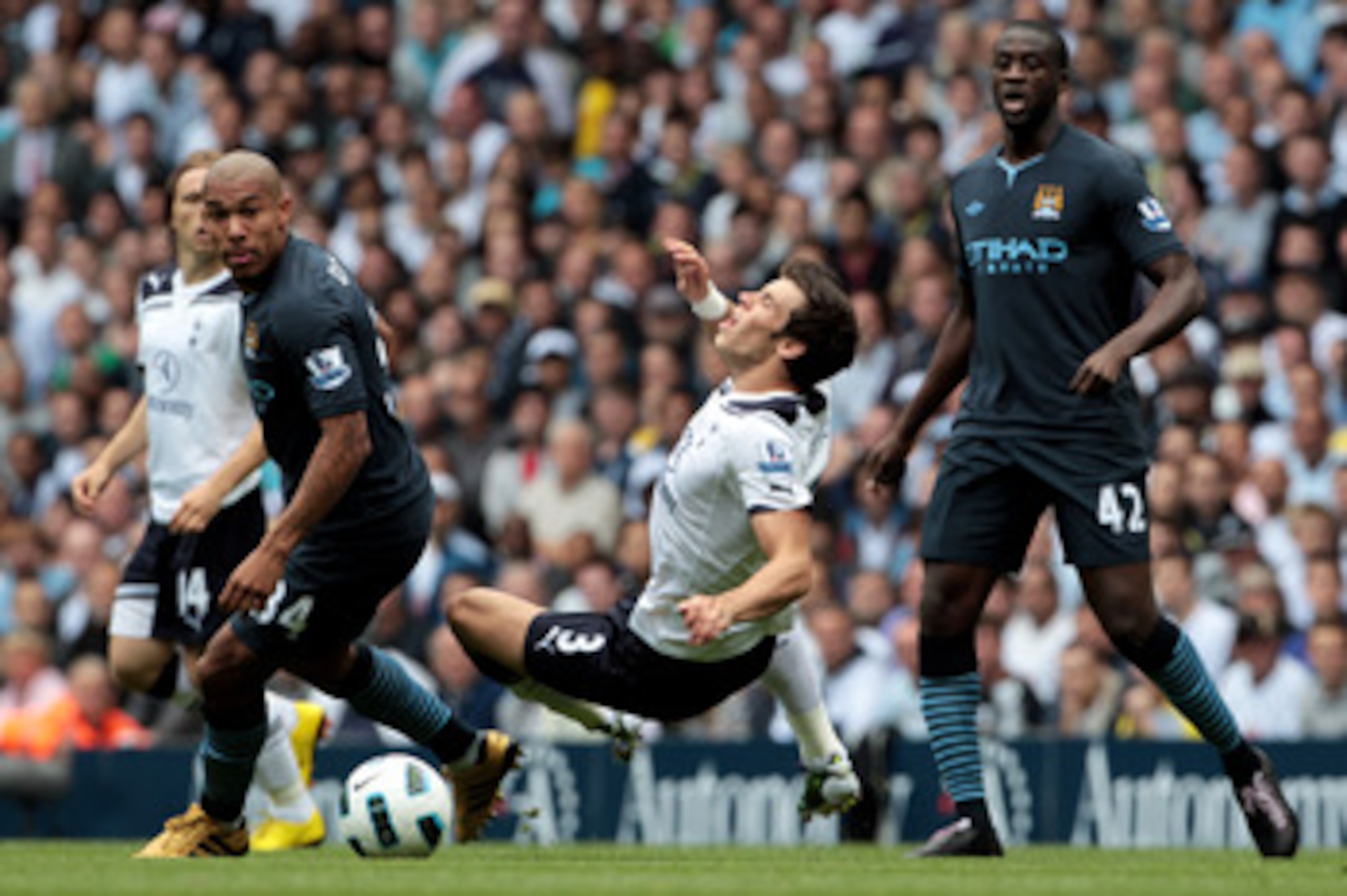 LONDON, ENGLAND - AUGUST 14:  Gareth Bale of Tottenham and Nigel De Jong of Manchester City in action during the Barclays Premier League match between Tottenham Hotspur and Manchester City at White Hart Lane on August 14, 2010 in London, England.  (Photo 