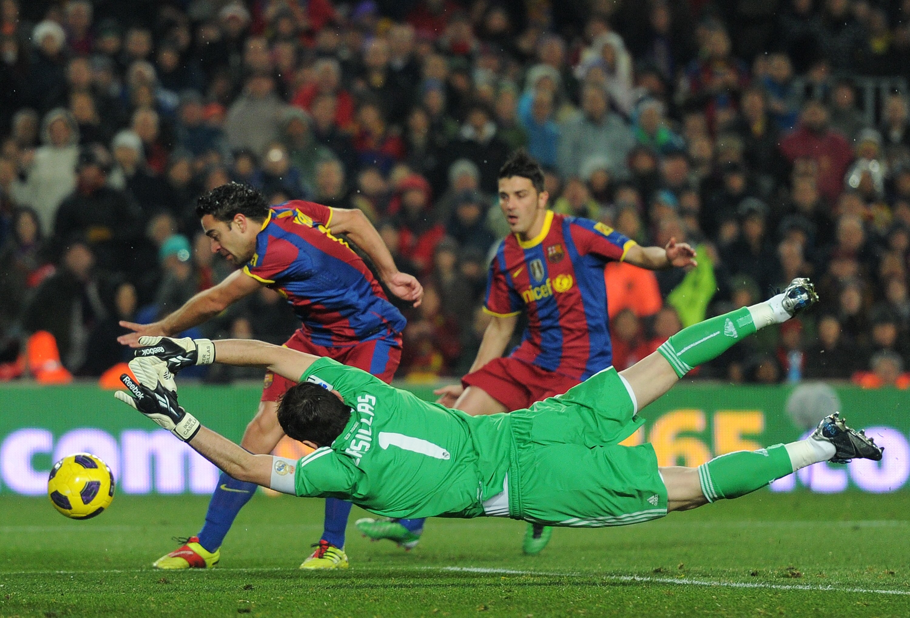 BARCELONA, SPAIN - NOVEMBER 29:  Goalkeeper Iker Casillas (R) of Real Madrid tries to stop Xavi Hernandez and David Villa of Barcelona during the la liga match between Barcelona and Real Madrid at the Camp Nou stadium on November 29, 2010 in Barcelona, Sp