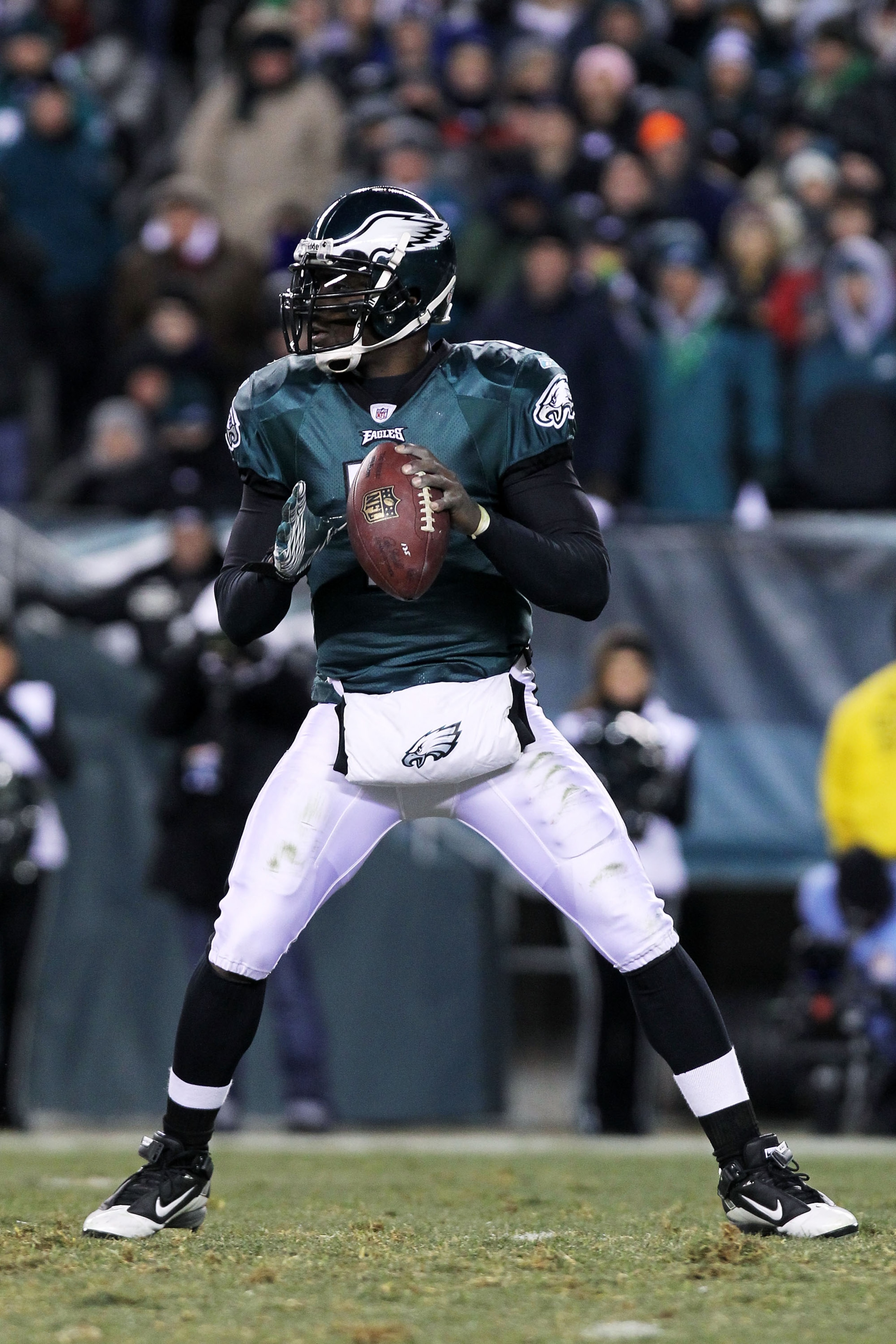 PHILADELPHIA, PA - JANUARY 09: Michael Vick #7 of the Philadelphia Eagles drops back against the Green Bay Packers during the 2011 NFC wild card playoff game at Lincoln Financial Field on January 9, 2011 in Philadelphia, Pennsylvania. (Photo by Nick Lah PHILADELPHIA, PA - JANUARY 09: Michael Vick #7 of the Philadelphia Eagles drops back against the Green Bay Packers during the 2011 NFC wild card playoff game at Lincoln Financial Field on January 9, 2011 in Philadelphia, Pennsylvania. (Photo by Nick Lah