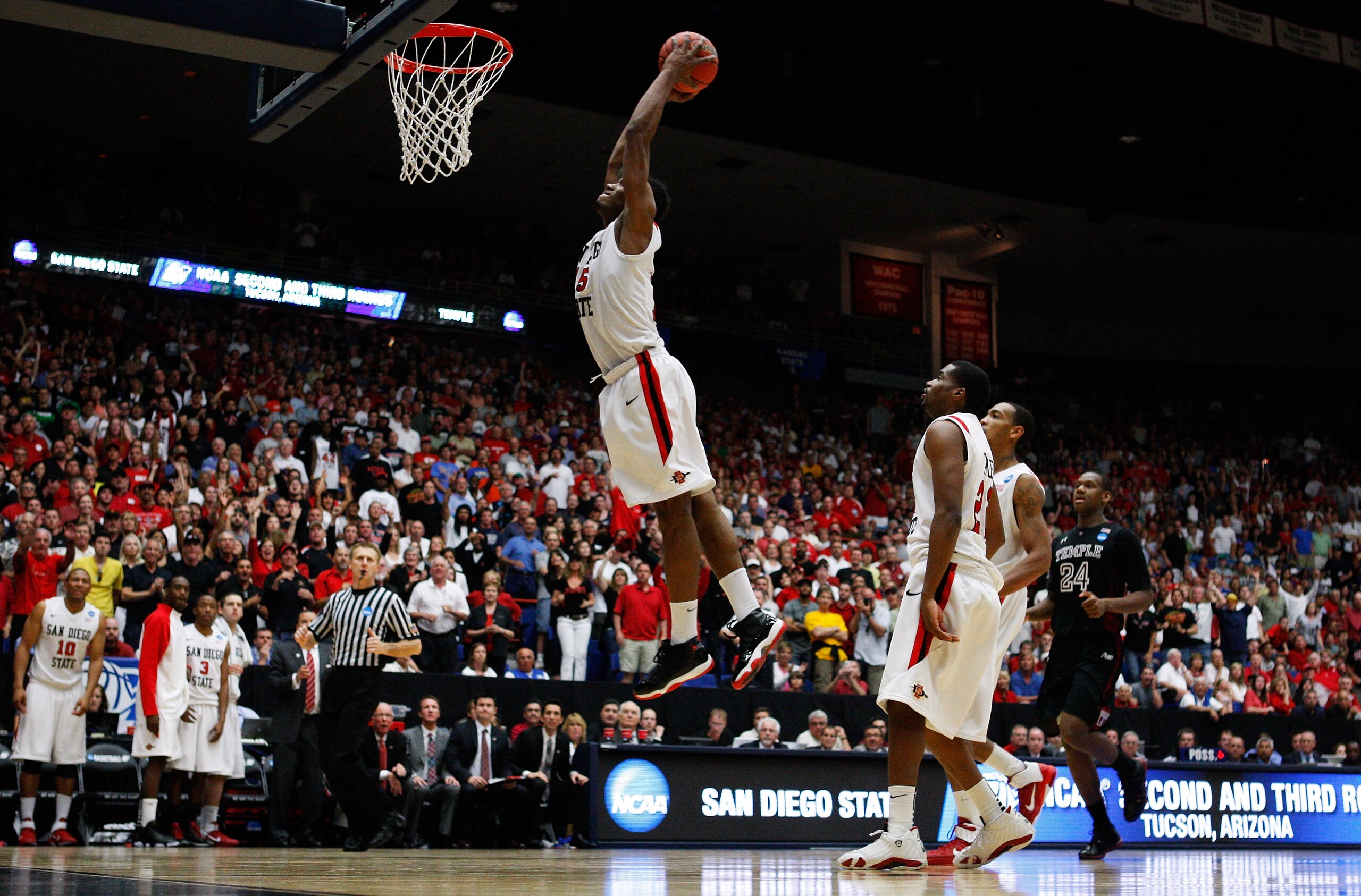 TUCSON, AZ - MARCH 19:  Kawhi Leonard #15 of the San Diego State Aztecs scores the final basket in double overtime against the Temple Owls in the third round of the 2011 NCAA men's basketball tournament at McKale Center on March 19, 2011 in Tucson, Arizon
