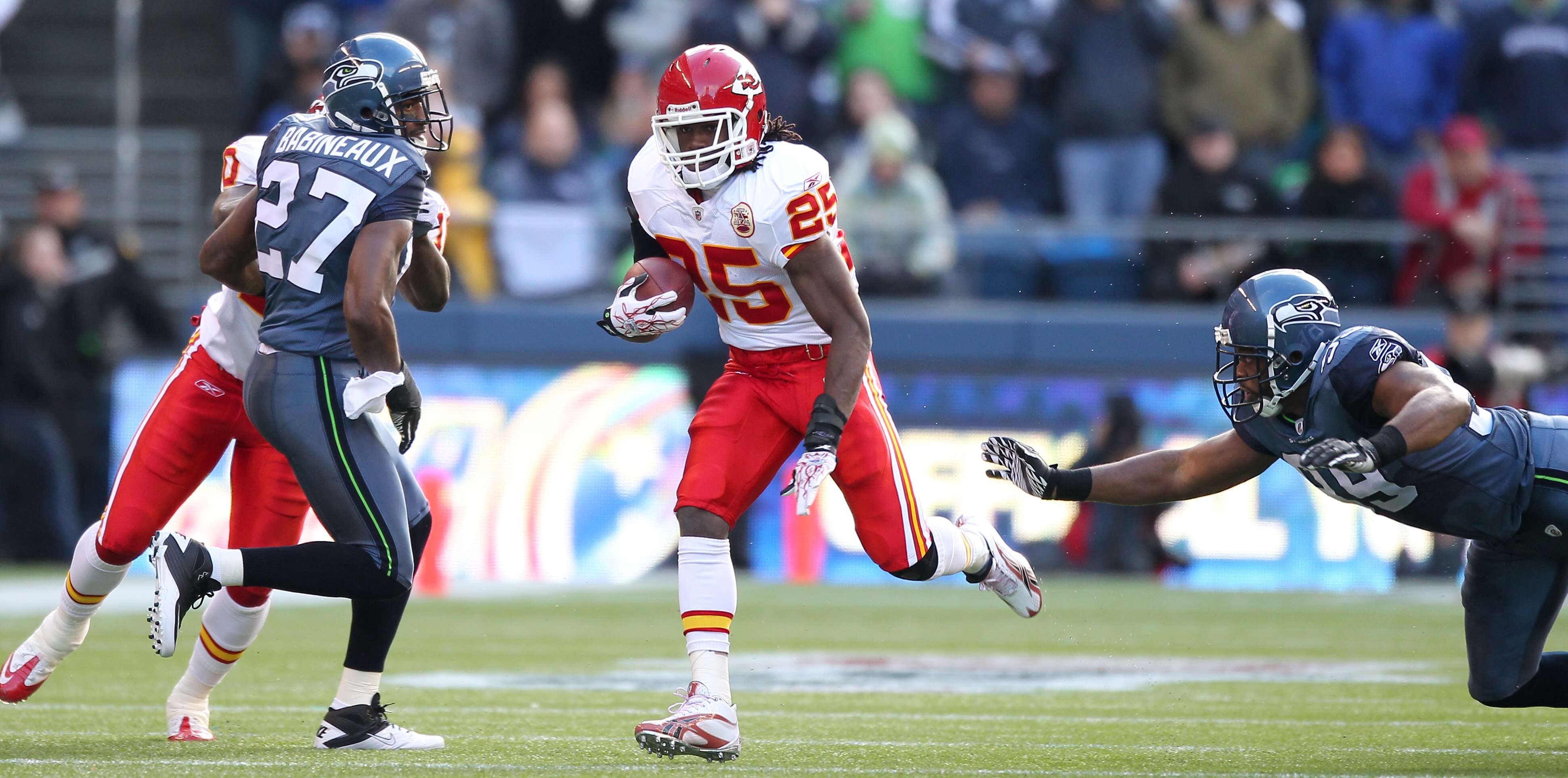 SEATTLE, WA - NOVEMBER 28:  Running back Jamaal Charles #25 of the Kansas City Chiefs rushes against the Seattle Seahawks at Qwest Field on November 28, 2010 in Seattle, Washington. (Photo by Otto Greule Jr/Getty Images)