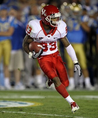 PASADENA, CA - SEPTEMBER 18:  Wide receiver Patrick Edwards #83 of the Houston Cougars carries the ball against the UCLA Bruins at the Rose Bowl on September 18, 2010 in Pasadena, California.  UCLA won 31-13.  (Photo by Stephen Dunn/Getty Images)