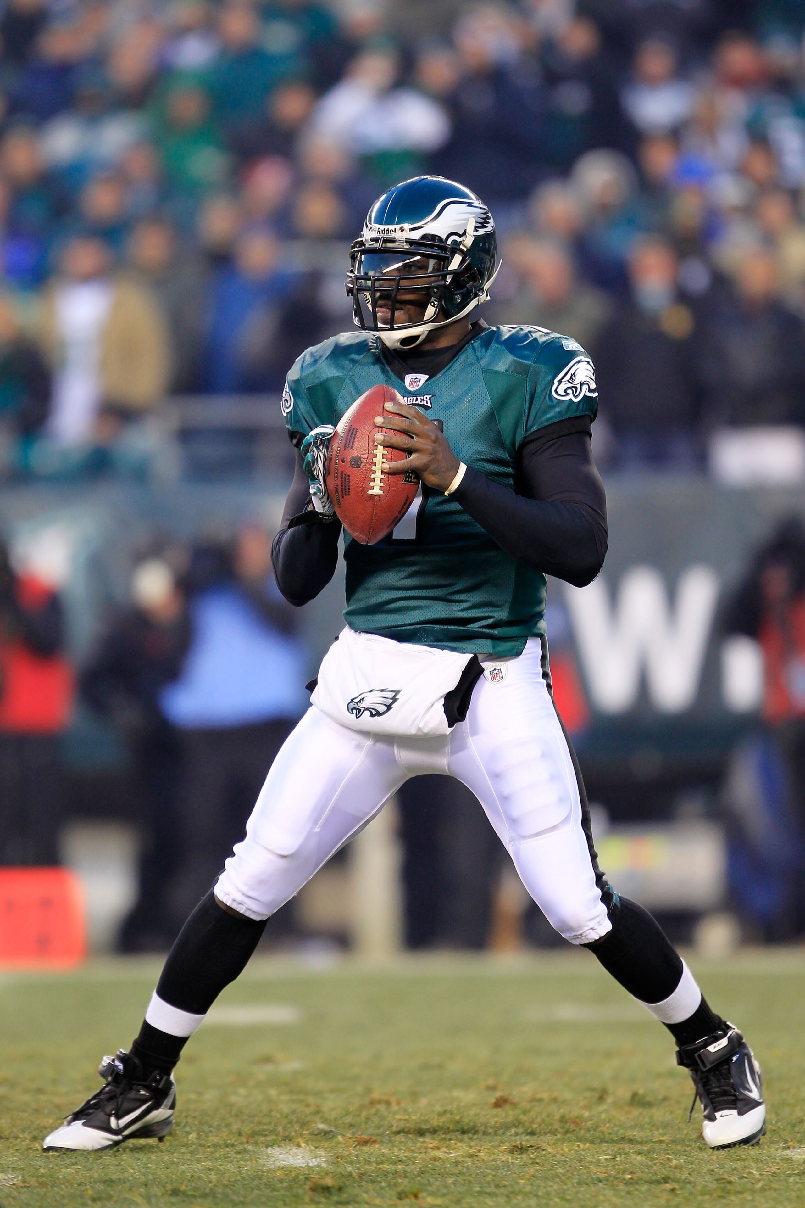 PHILADELPHIA, PA - JANUARY 09: Michael Vick #7 of the Philadelphia Eagles drops back against the Green Bay Packers during the 2011 NFC wild card playoff game at Lincoln Financial Field on January 9, 2011 in Philadelphia, Pennsylvania. (Photo by Chris Tr PHILADELPHIA, PA - JANUARY 09: Michael Vick #7 of the Philadelphia Eagles drops back against the Green Bay Packers during the 2011 NFC wild card playoff game at Lincoln Financial Field on January 9, 2011 in Philadelphia, Pennsylvania. (Photo by Chris Tr