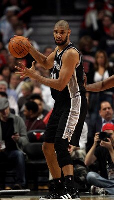 CHICAGO, IL - FEBRUARY 17: Tim Duncan #21 of the San Antonio Spurs moves against Kurt Thomas #40 of the Chicago Bulls at the United Center on February 17, 2011 in Chicago, Illinois. The Bulls defeated the Spurs 109-99. NOTE TO USER: User expressly acknowl