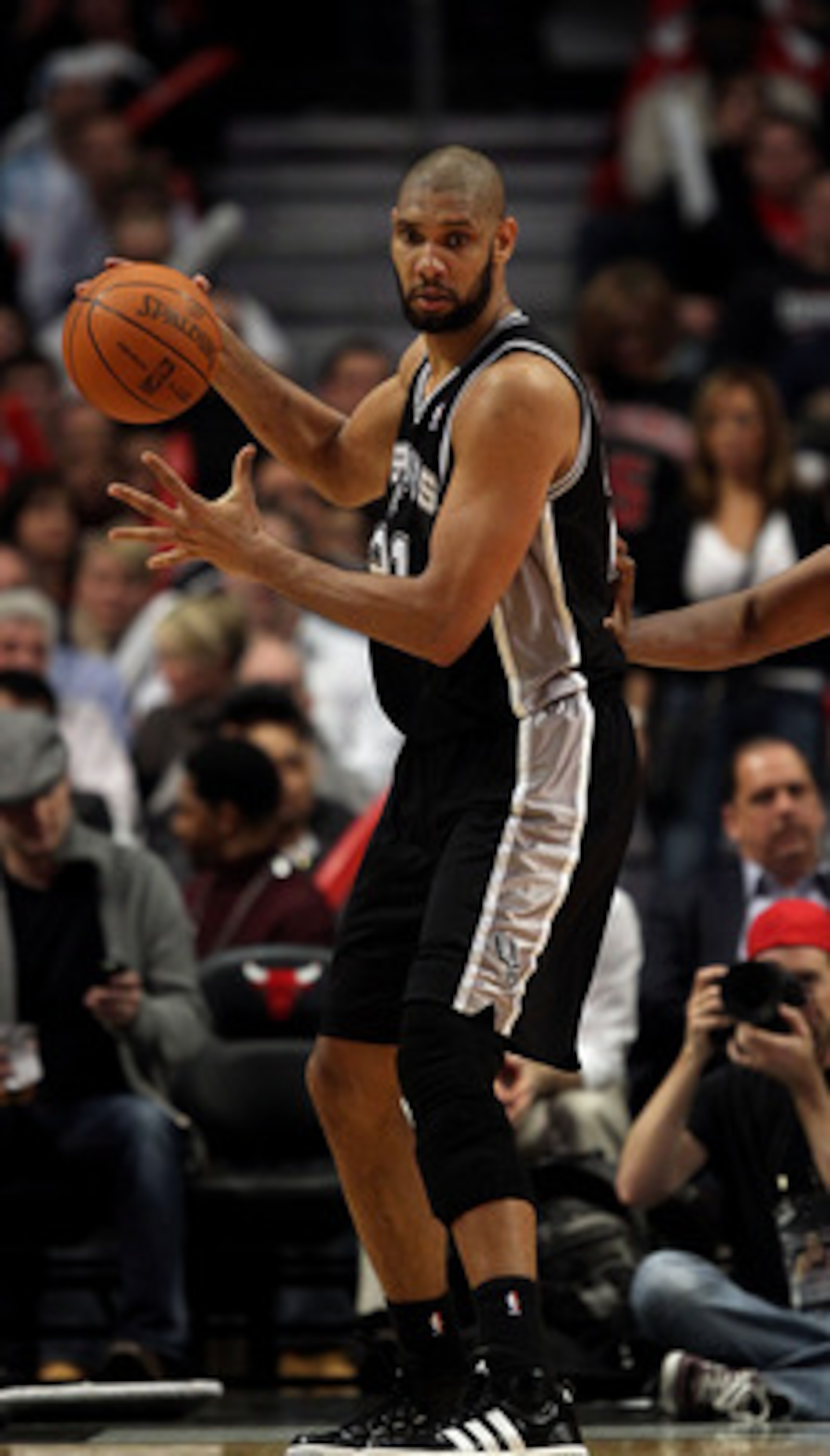 CHICAGO, IL - FEBRUARY 17: Tim Duncan #21 of the San Antonio Spurs moves against Kurt Thomas #40 of the Chicago Bulls at the United Center on February 17, 2011 in Chicago, Illinois. The Bulls defeated the Spurs 109-99. NOTE TO USER: User expressly acknowl