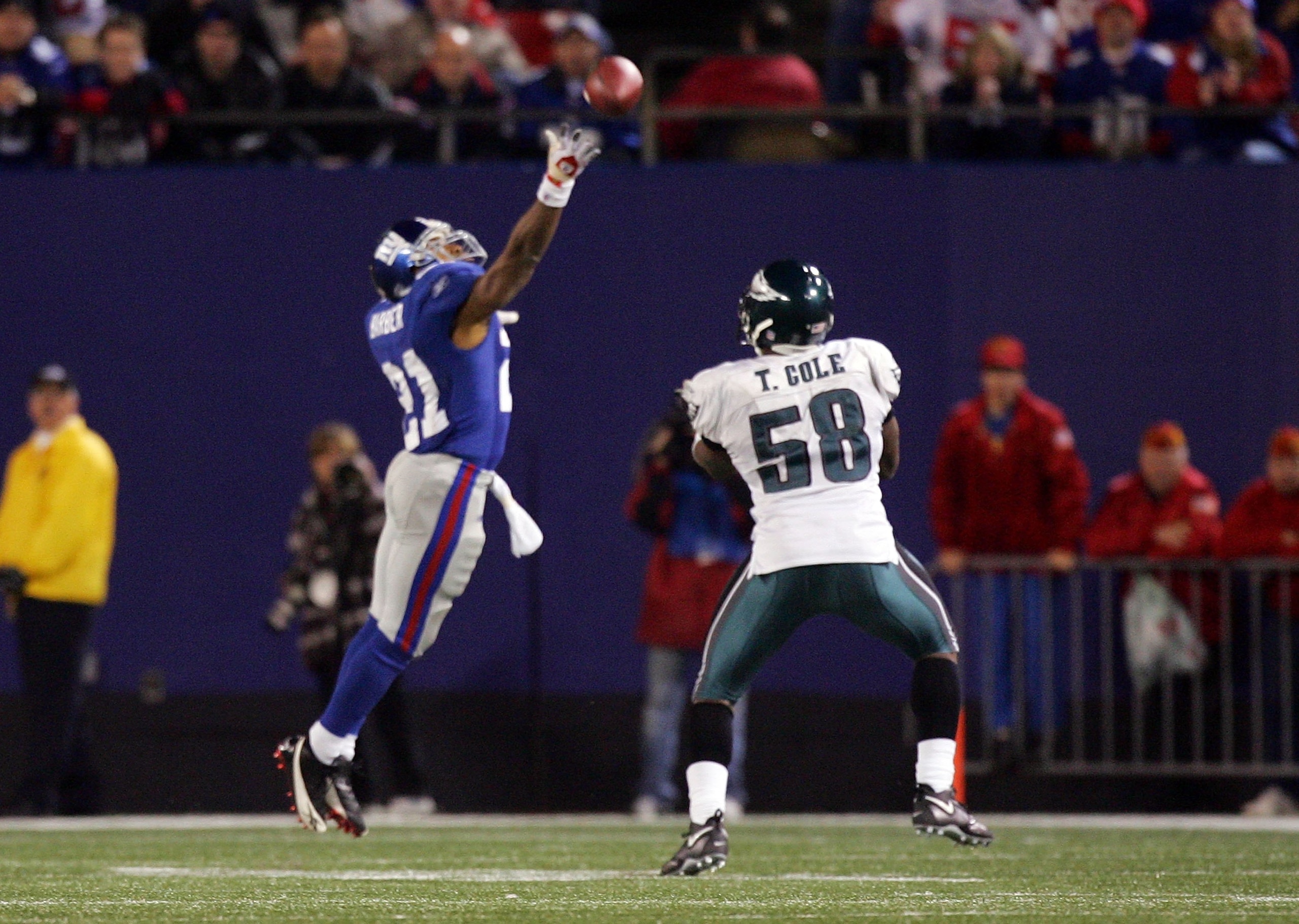 EAST RUTHERFORD, NJ - DECEMBER 17: Trent Cole #58 of the Philadelphia Eagles intercepts a pass intended for Tiki Barber #21 of the New York Giants on December 17, 2006 at Giants Stadium in East Rutherford, New Jersey. (Photo by Jim McIsaac/Getty Images)