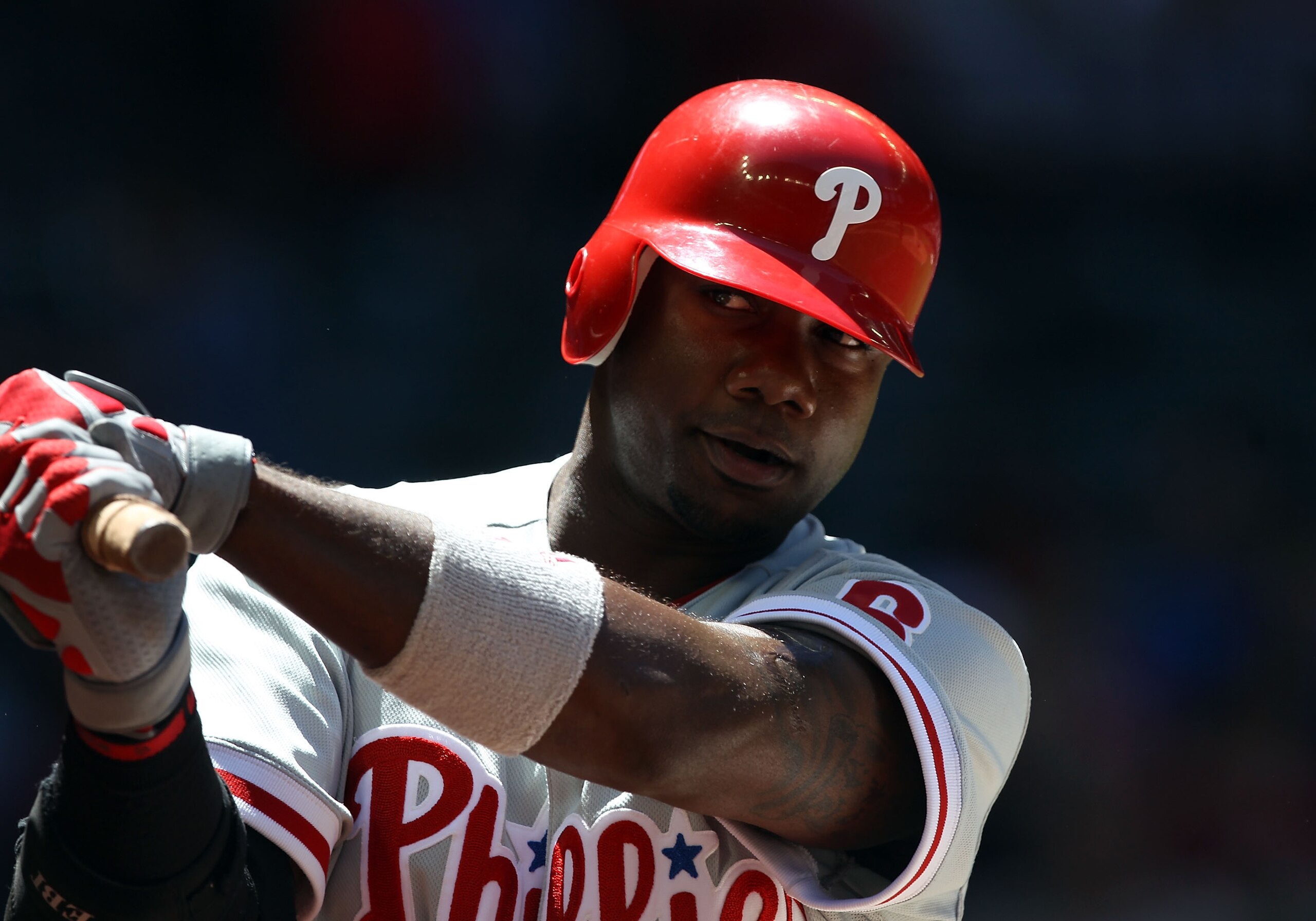 PHOENIX, AZ - APRIL 27:  Ryan Howard #6 of the Philadelphia Phillies warms up on deck during the Major League Baseball game against the Arizona Diamondbacks at Chase Field on April 27, 2011 in Phoenix, Arizona.  The Phillies defeated the Diamondbacks 8-4.