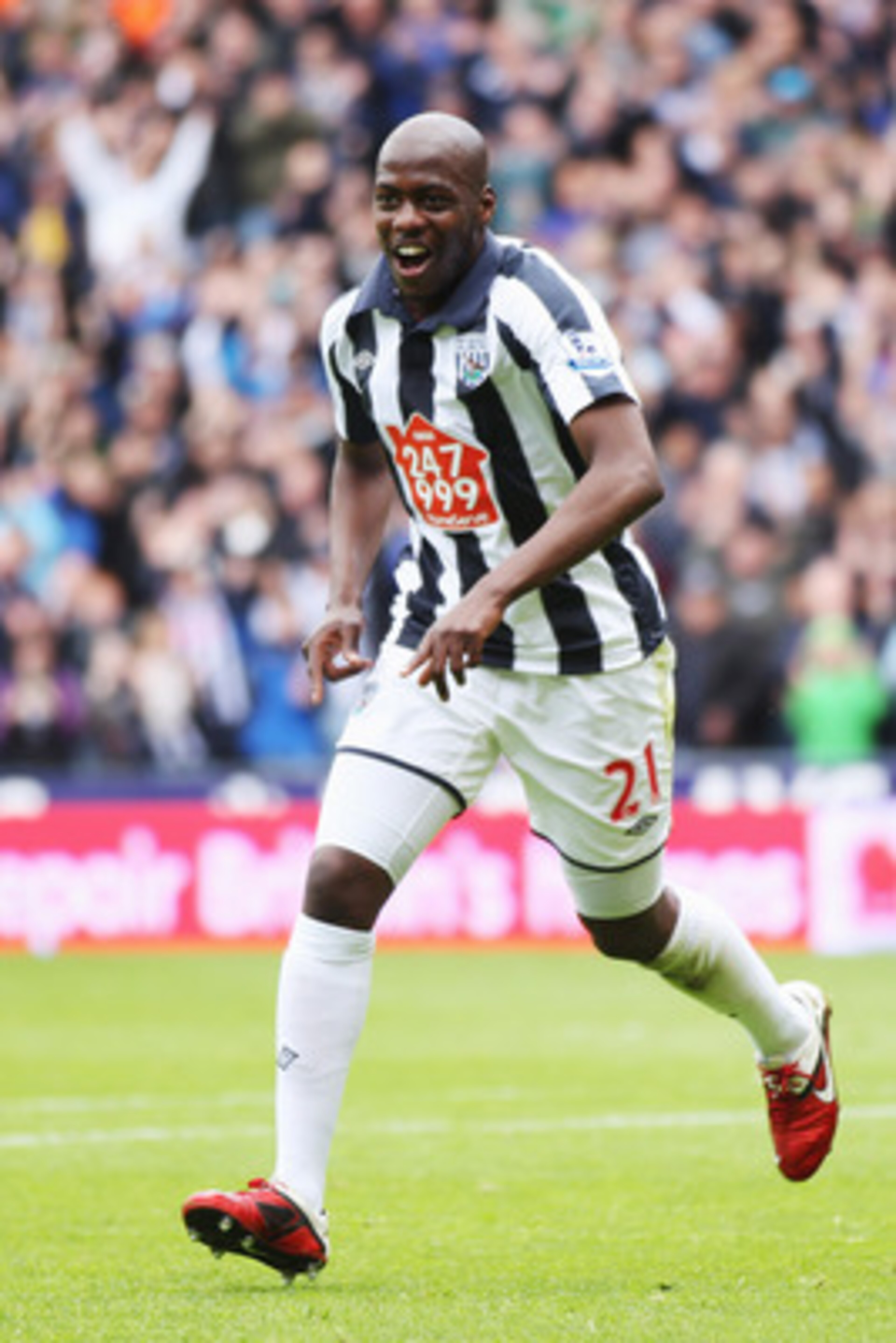 WEST BROMWICH, ENGLAND - MAY 14:  Youssouf Mulumbu of  West Bromwich Albion celebrates his goal during the Barclays Premier League match between West Bromwich Albion and Everton at The Hawthorns on May 14, 2011 in West Bromwich, England.  (Photo by Mark T