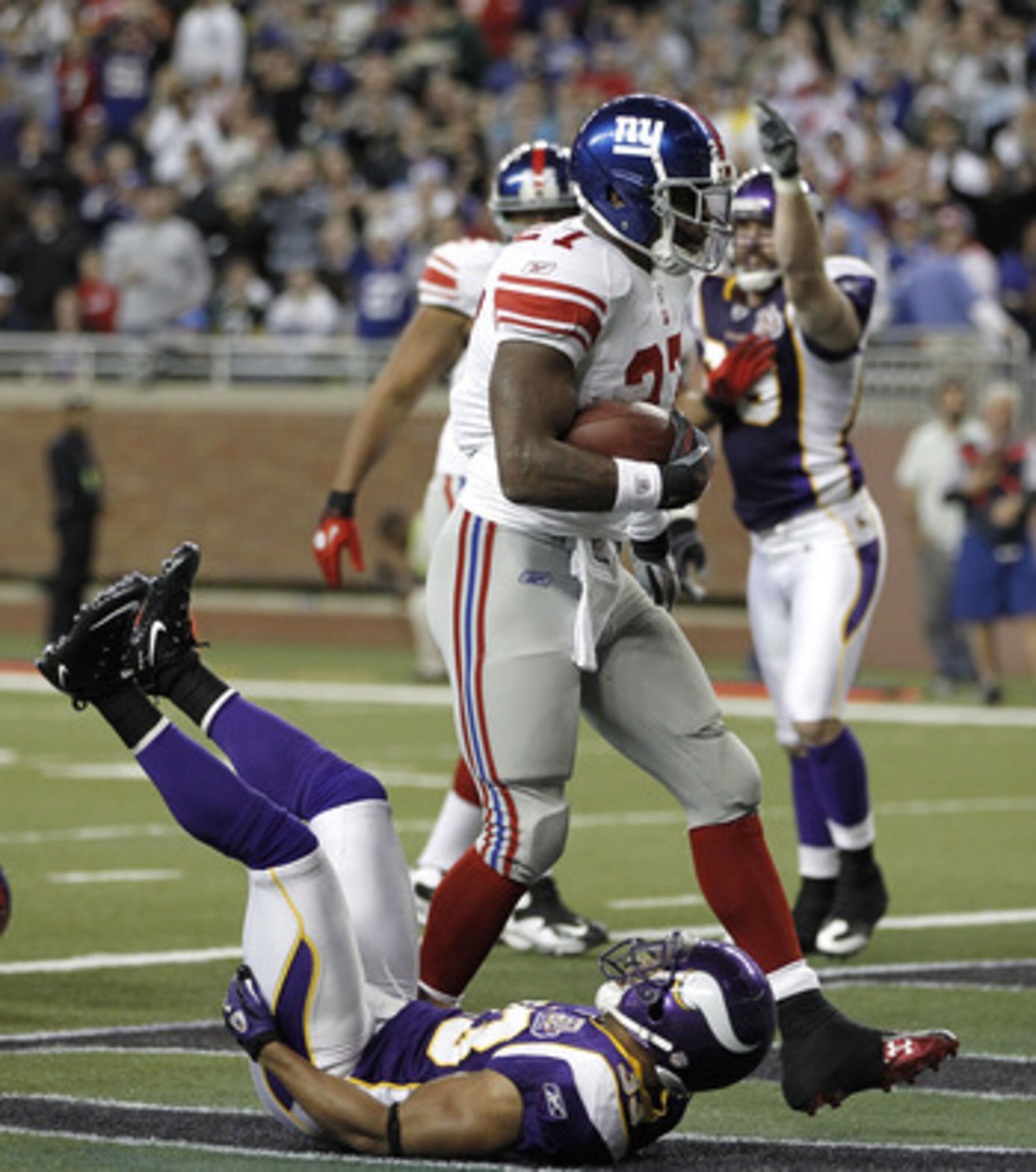 DETROIT, MI - DECEMBER 13: Brandon Jacobs #27 of the New York Giants scores a second quarter touchdown over Jamarca Sanford #33 of the Minnesota Vikings at Ford Field on December 13, 2010 in Detroit, Michigan. (Photo by Gregory Shamus/Getty Images) DETROIT, MI - DECEMBER 13: Brandon Jacobs #27 of the New York Giants scores a second quarter touchdown over Jamarca Sanford #33 of the Minnesota Vikings at Ford Field on December 13, 2010 in Detroit, Michigan. (Photo by Gregory Shamus/Getty Images)