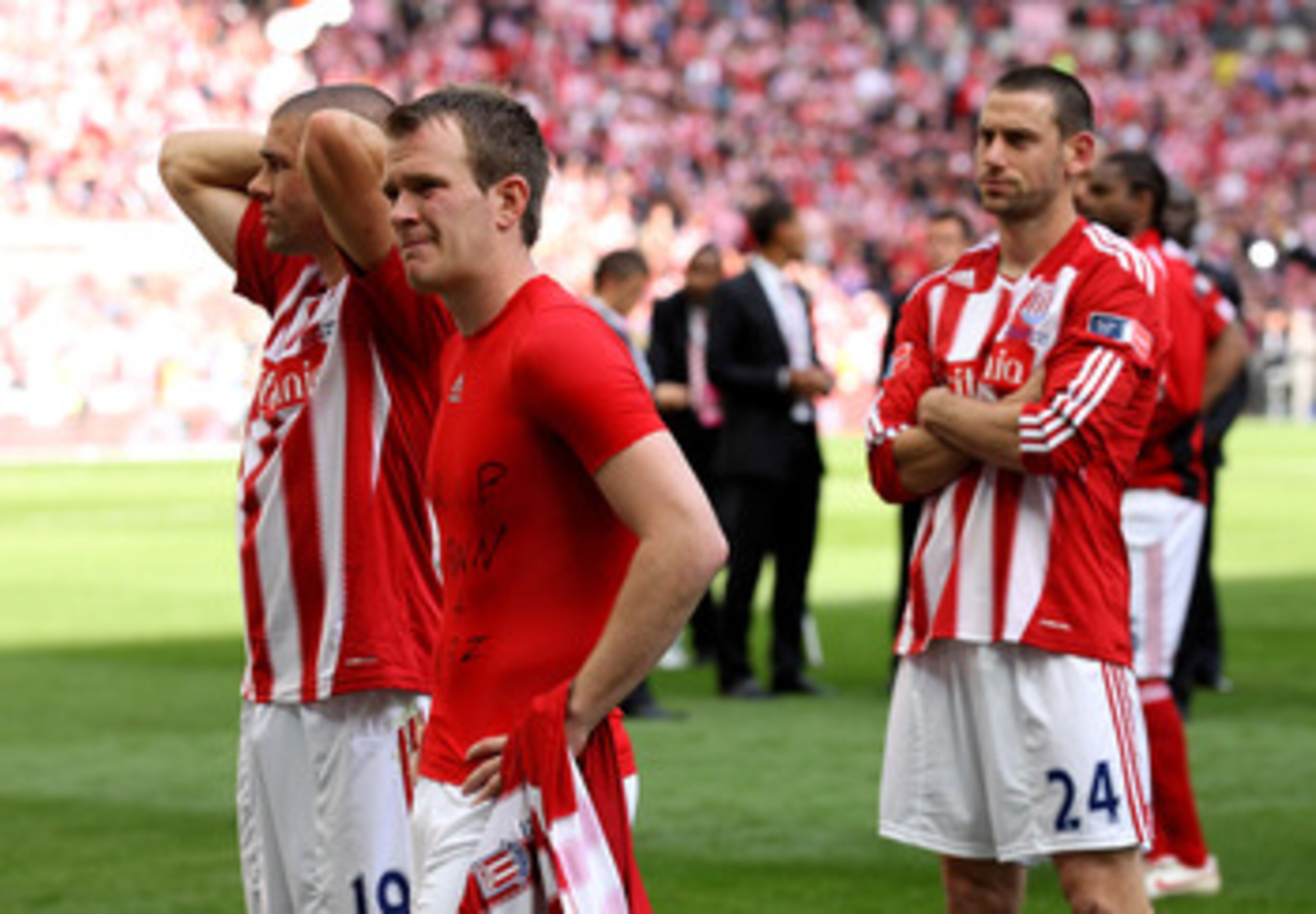 LONDON, ENGLAND - MAY 14:  Jonathan Walters of Stoke City and his team mates look dejected at the end of the FA Cup sponsored by E.ON Final match between Manchester City and Stoke City at Wembley Stadium on May 14, 2011 in London, England.  (Photo by Alex