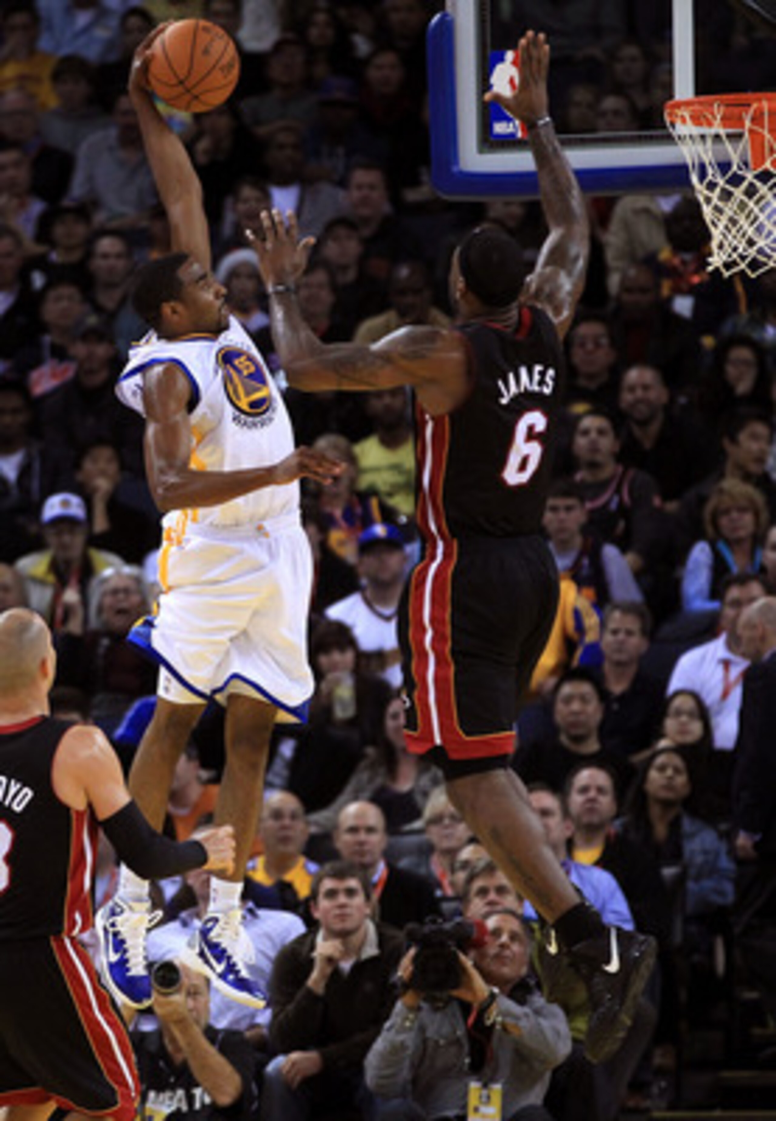 OAKLAND, CA - DECEMBER 10:  Reggie Williams #55 of the Golden State Warriors goes up for a dunk against Lebron James #6 of the Miami Heat at Oracle Arena on December 10, 2010 in Oakland, California. NOTE TO USER: User expressly acknowledges and agrees tha
