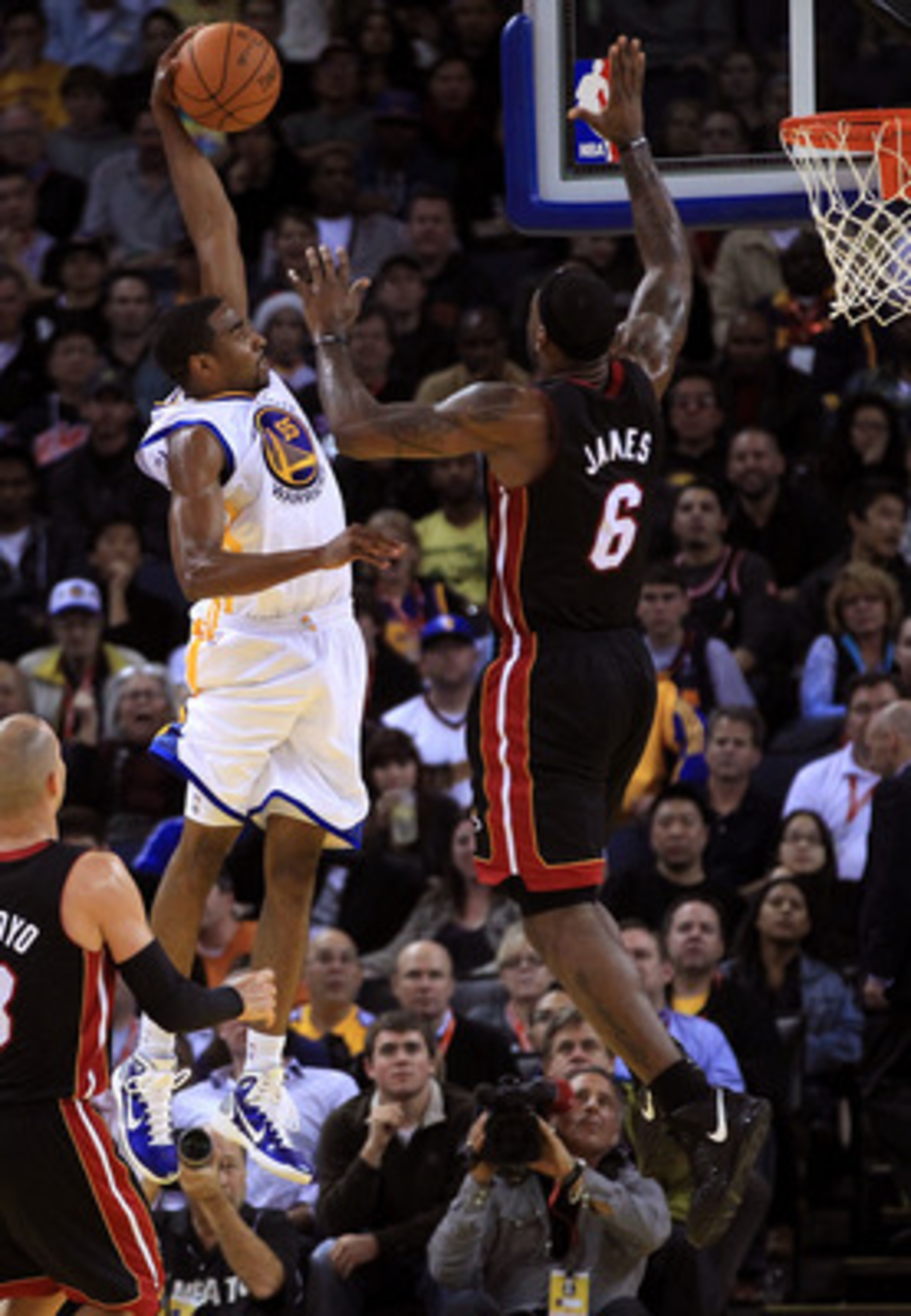 OAKLAND, CA - DECEMBER 10:  Reggie Williams #55 of the Golden State Warriors goes up for a dunk against Lebron James #6 of the Miami Heat at Oracle Arena on December 10, 2010 in Oakland, California. NOTE TO USER: User expressly acknowledges and agrees tha