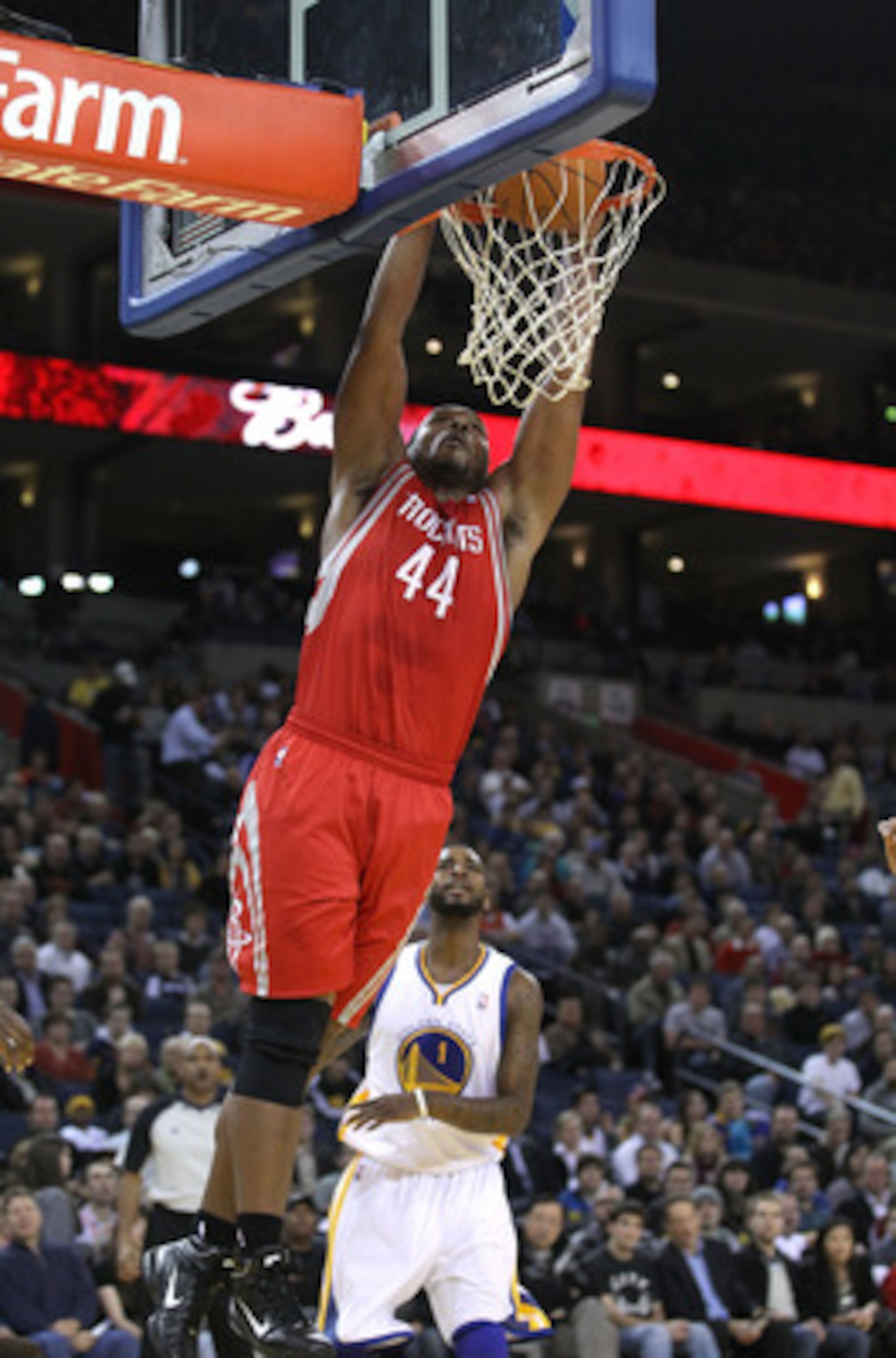 OAKLAND, CA - DECEMBER 20:  Chuck Hayes #44 of the Houston Rockets in action against the Golden State Warriors at Oracle Arena on December 20, 2010 in Oakland, California. NOTE TO USER: User expressly acknowledges and agrees that, by downloading and or us