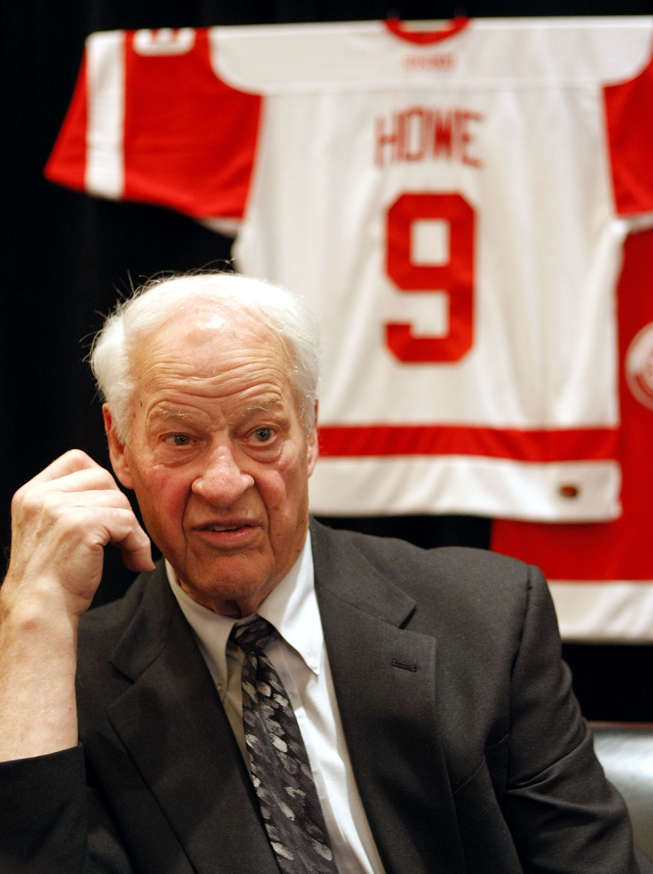 DETROIT - MAY 25: Gordie Howe speaks to the media during Salute to Stanley Cup Legends at the Renaissance Center, as the NHL honors members of the Detroit Red Wings dynasty that won four Stanley Cups in a six-year stretch from 1950 to 1955.May 25, 2008 in