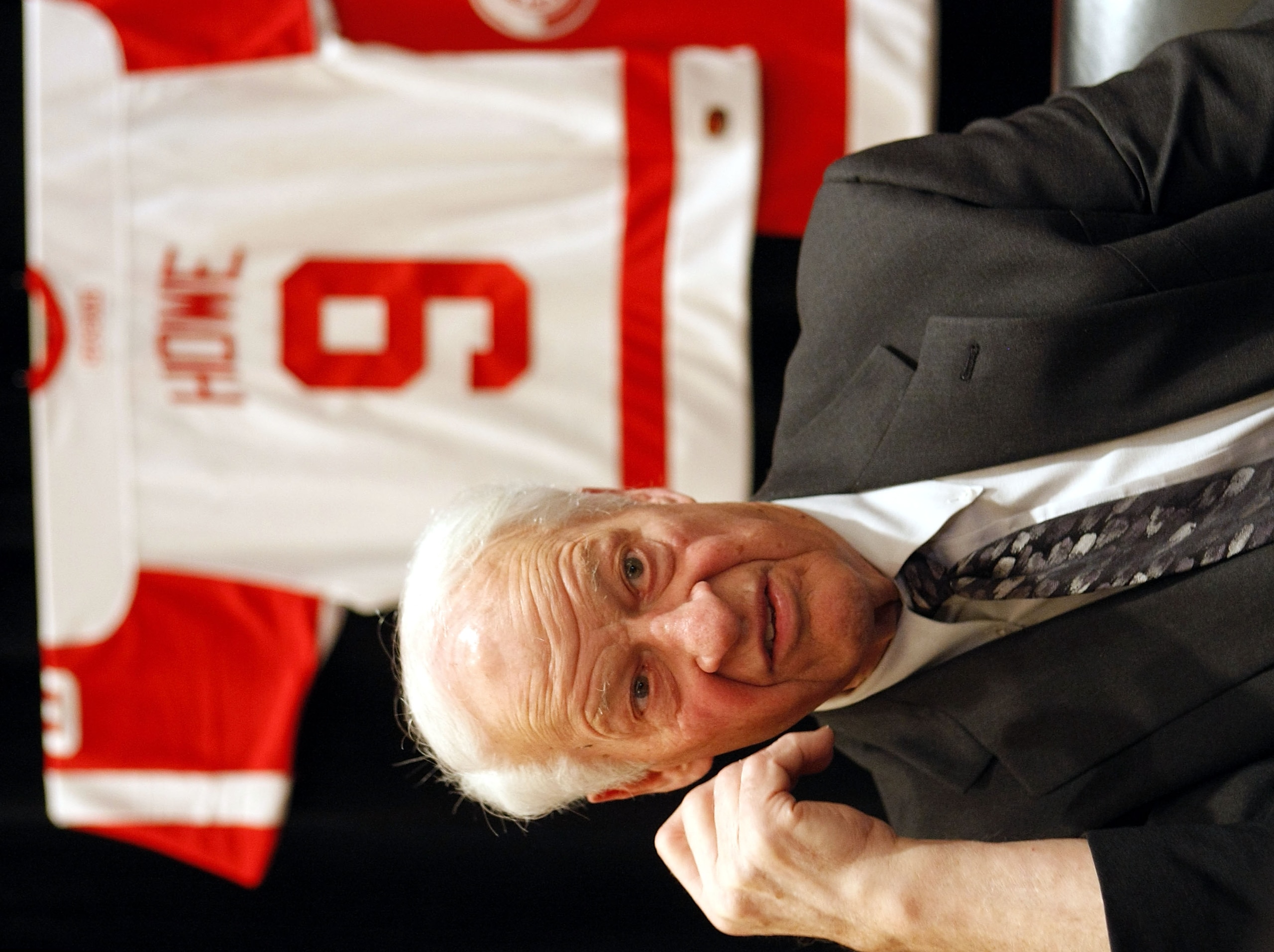 DETROIT - MAY 25: Gordie Howe speaks to the media during Salute to Stanley Cup Legends at the Renaissance Center, as the NHL honors members of the Detroit Red Wings dynasty that won four Stanley Cups in a six-year stretch from 1950 to 1955.May 25, 2008 in