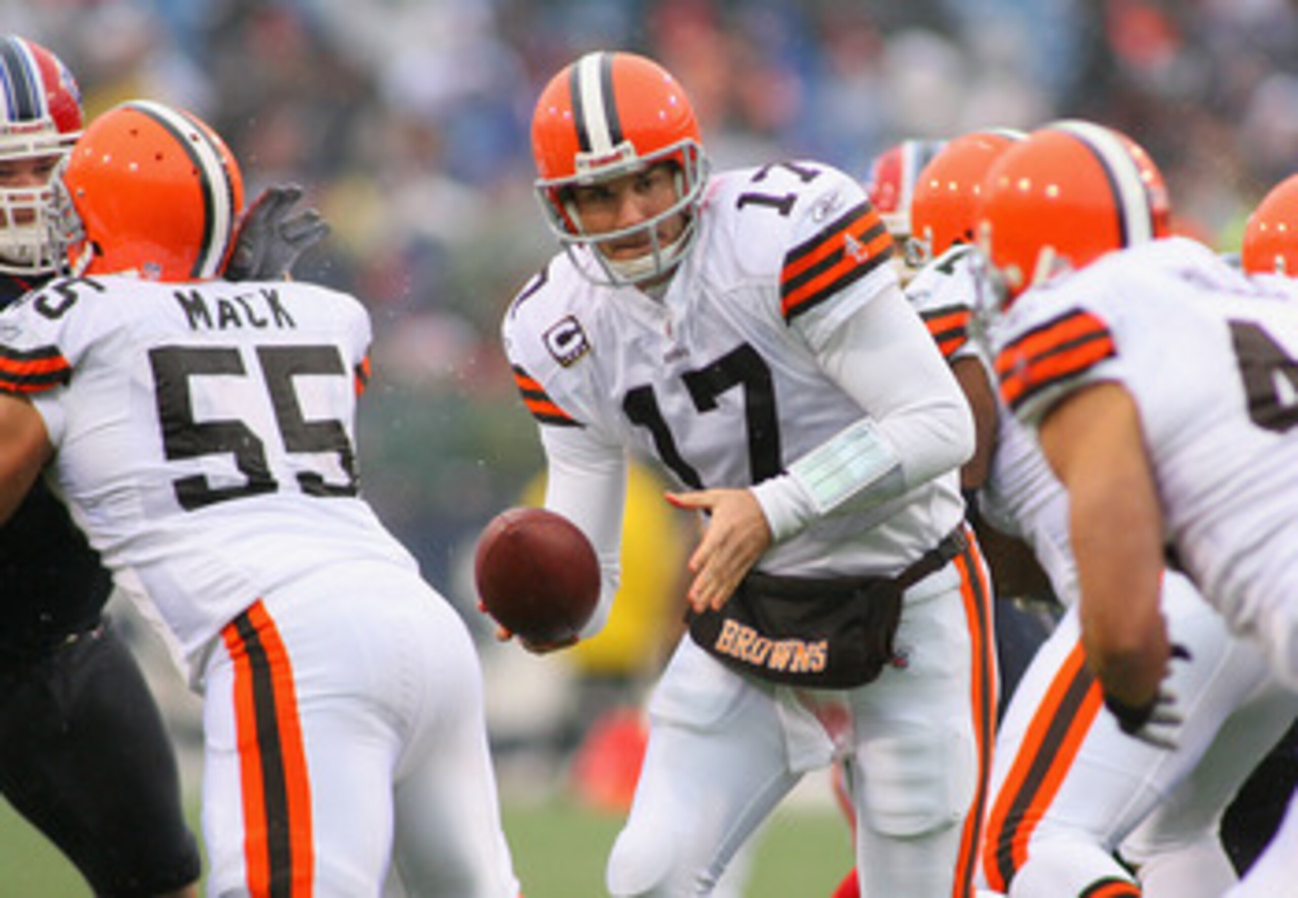 ORCHARD PARK, NY - DECEMBER 12:  Jake Delhomme #17 of the Cleveland Browns readies to hand off to Peyton Hillis #40  against the Buffalo Bills  at Ralph Wilson Stadium on December 12, 2010 in Orchard Park, New York.  (Photo by Rick Stewart/Getty Images)