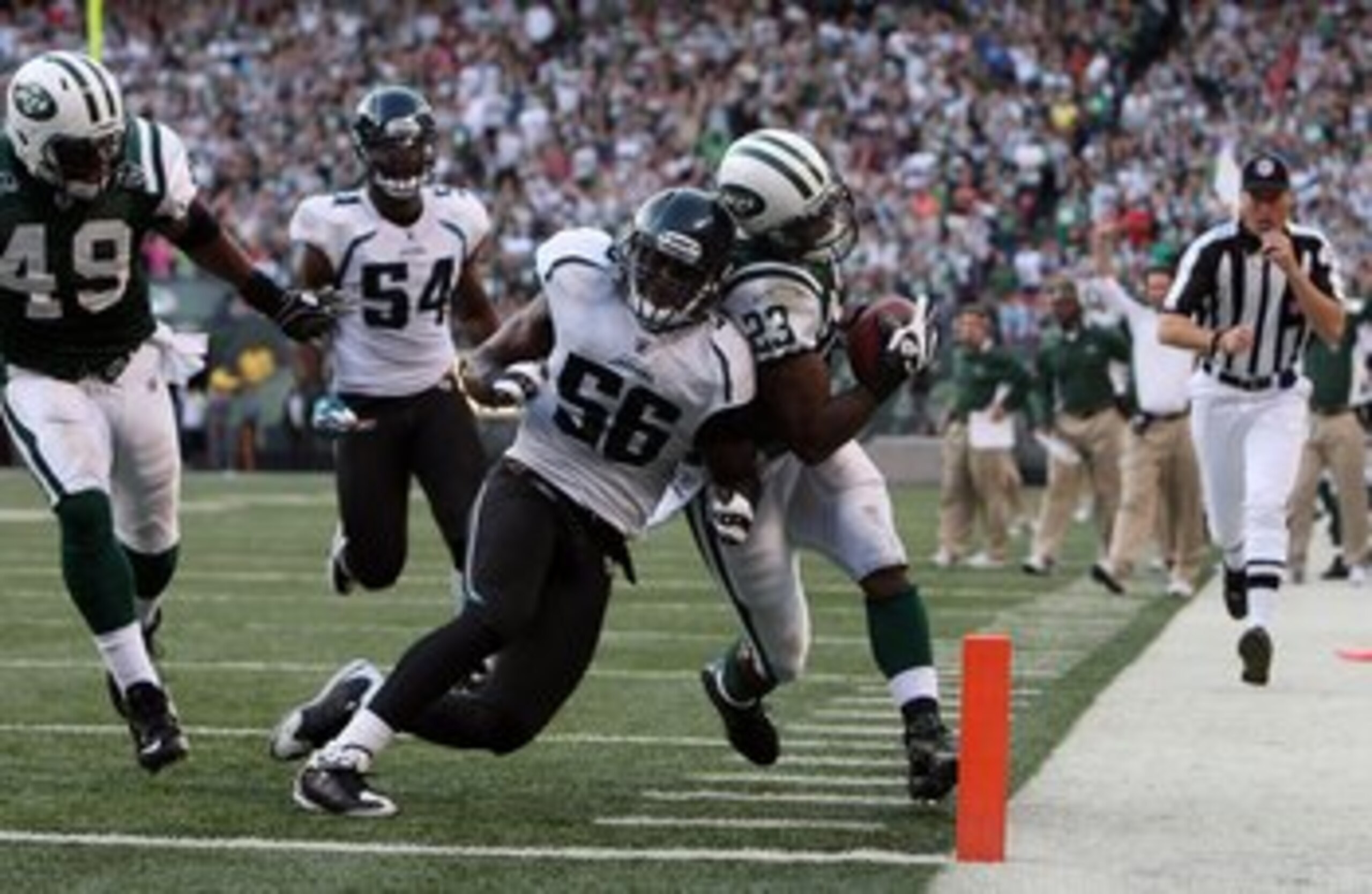EAST RUTHERFORD, NJ - NOVEMBER 15:  Shonn Greene #23 of the New York Jets runs the ball against Justin Durant #56 of the Jacksonville Jaguars on November 15, 2009 at Giants Stadium in East Rutherford, New Jersey. Jacksonville defeated the Jets 24-22.  (Ph