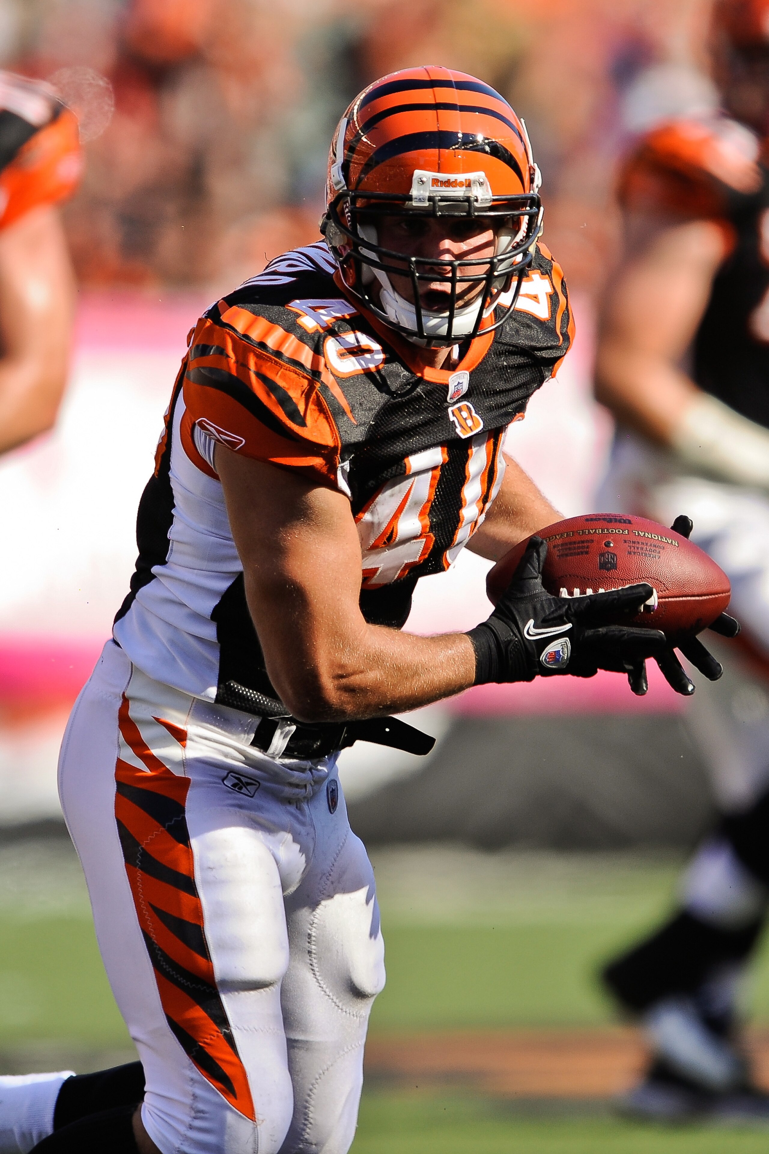 CINCINNATI, OH - OCTOBER 10: Brian Leonard #40 of the Cincinnati Bengals catches a pass against the Tampa Bay Buccaneers at Paul Brown Stadium on October 10, 2010 in Cincinnati, Ohio. (Photo by Jamie Sabau/Getty Images) CINCINNATI, OH - OCTOBER 10: Brian Leonard #40 of the Cincinnati Bengals catches a pass against the Tampa Bay Buccaneers at Paul Brown Stadium on October 10, 2010 in Cincinnati, Ohio. (Photo by Jamie Sabau/Getty Images)