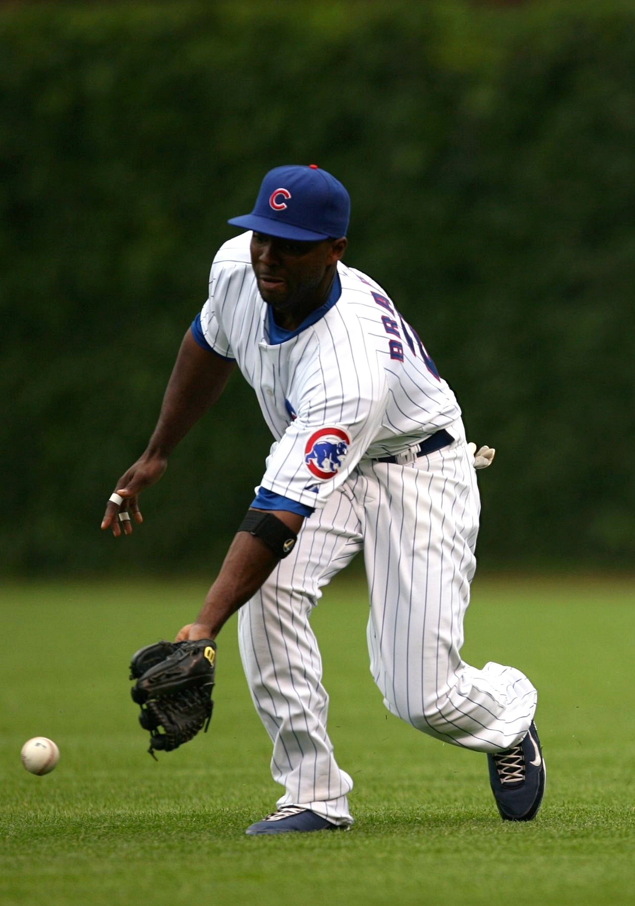 CHICAGO - AUGUST 28:  Right fielder Milton Bradley #21 of the Chicago Cubs in the outfield during the game against the New Yorks Mets at Wrigley Field on August 28, 2009 in Chicago, Illinois. (Photo by Jonathan Daniel/Getty Images)