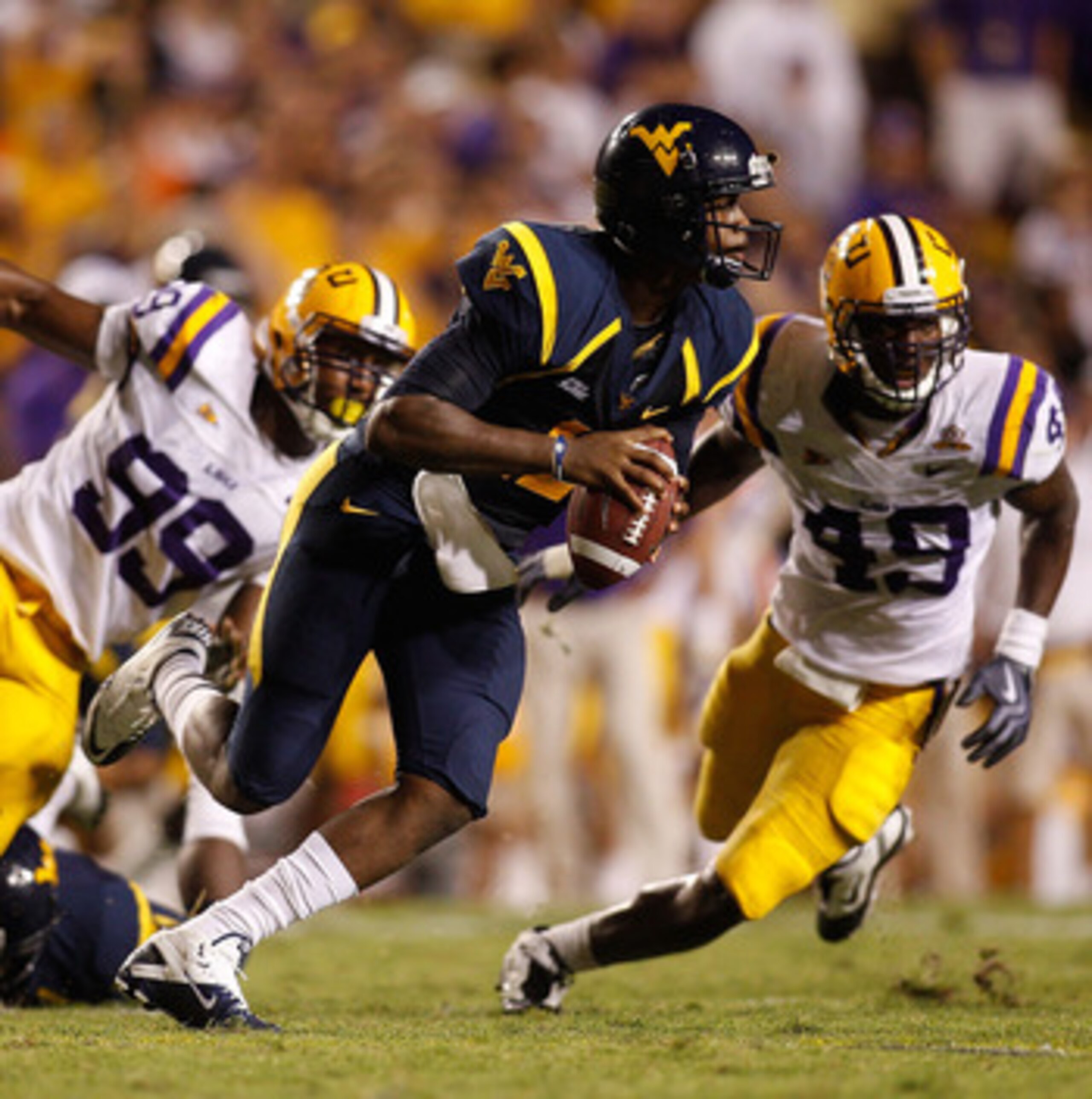 BATON ROUGE, LA - SEPTEMBER 25:  Quarterback Geno Smith #12 of the West Virginia Mountaineers in action against the Louisiana State University Tigers at Tiger Stadium on September 25, 2010 in Baton Rouge, Louisiana.  (Photo by Chris Graythen/Getty Images)