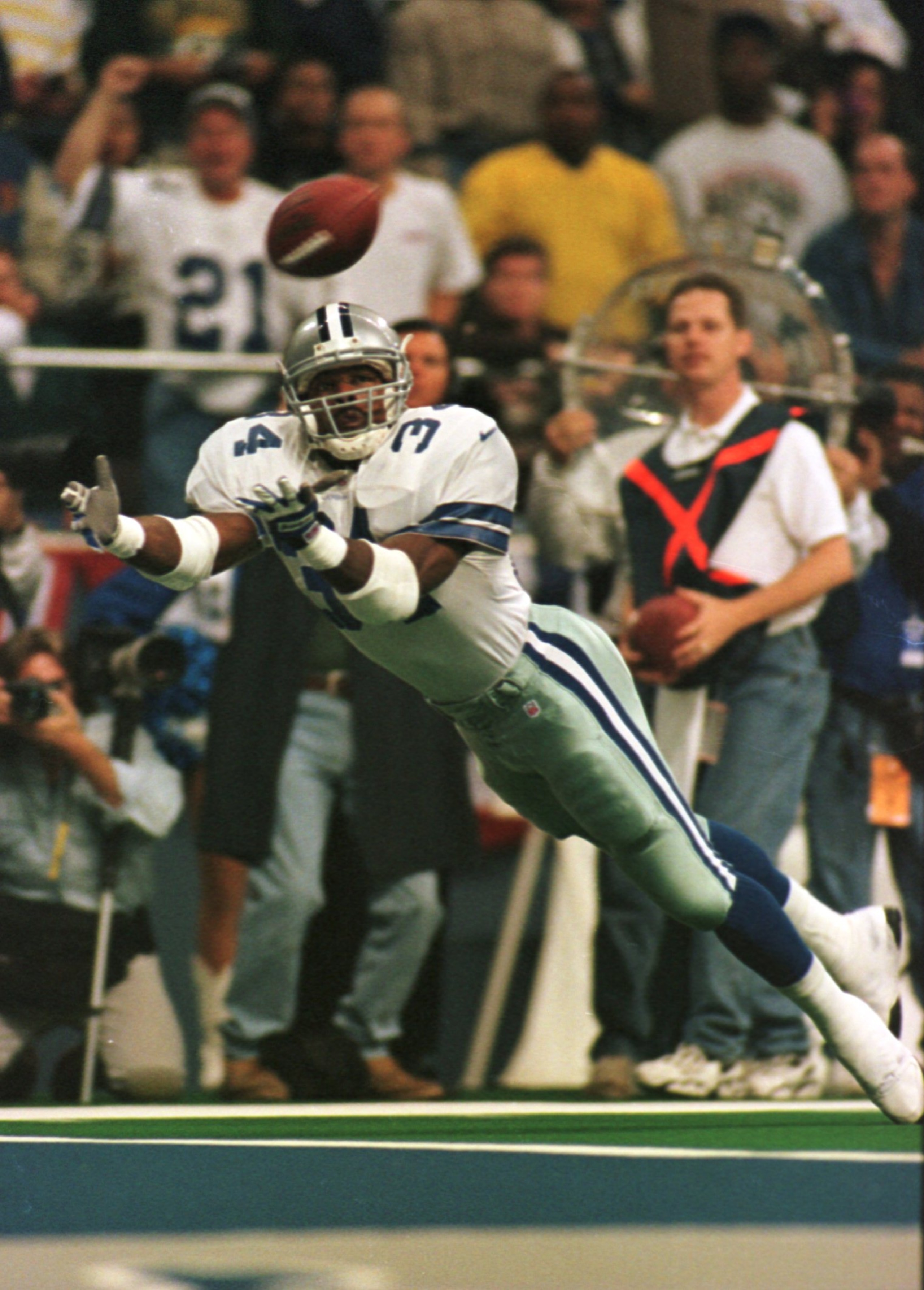 18 Nov 1996:  Running back Herschel Walker of the Dallas Cowboys comes up short on this touchdown attempt from Troy Aikman during the first half of the game between the Dallas Cowboys and Green Bay Packers game at Texas Stadium in Irving, Texas. Mandatory