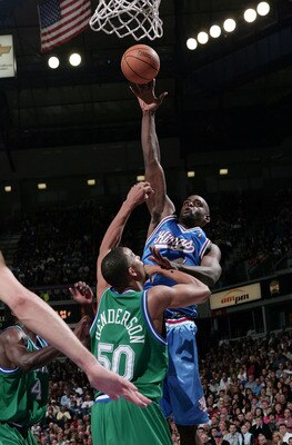SACRAMENTO, CA - FEBRUARY 11:  Chris Webber #4 of the Sacramento Kings shoots over Alan Henderson #50 of the Dallas Mavericks at Arco Arena on February 11, 2005 in Sacramento, California. The Mavericks defeated the Kings 115-113.  NOTE TO USER: User expre