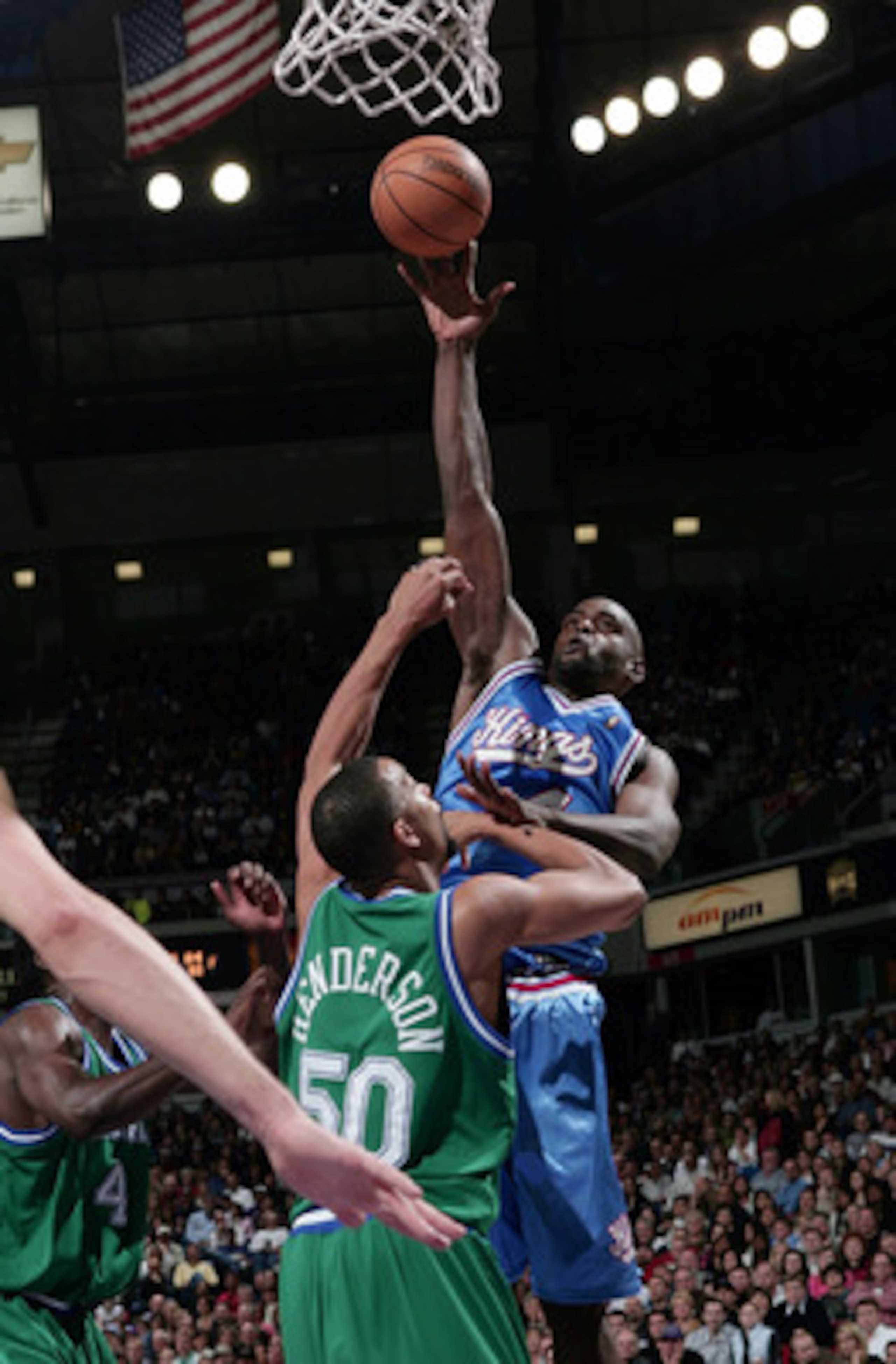 SACRAMENTO, CA - FEBRUARY 11: Chris Webber #4 of the Sacramento Kings shoots over Alan Henderson #50 of the Dallas Mavericks at Arco Arena on February 11, 2005 in Sacramento, California. The Mavericks defeated the Kings 115-113. NOTE TO USER: User expre SACRAMENTO, CA - FEBRUARY 11: Chris Webber #4 of the Sacramento Kings shoots over Alan Henderson #50 of the Dallas Mavericks at Arco Arena on February 11, 2005 in Sacramento, California. The Mavericks defeated the Kings 115-113. NOTE TO USER: User expre