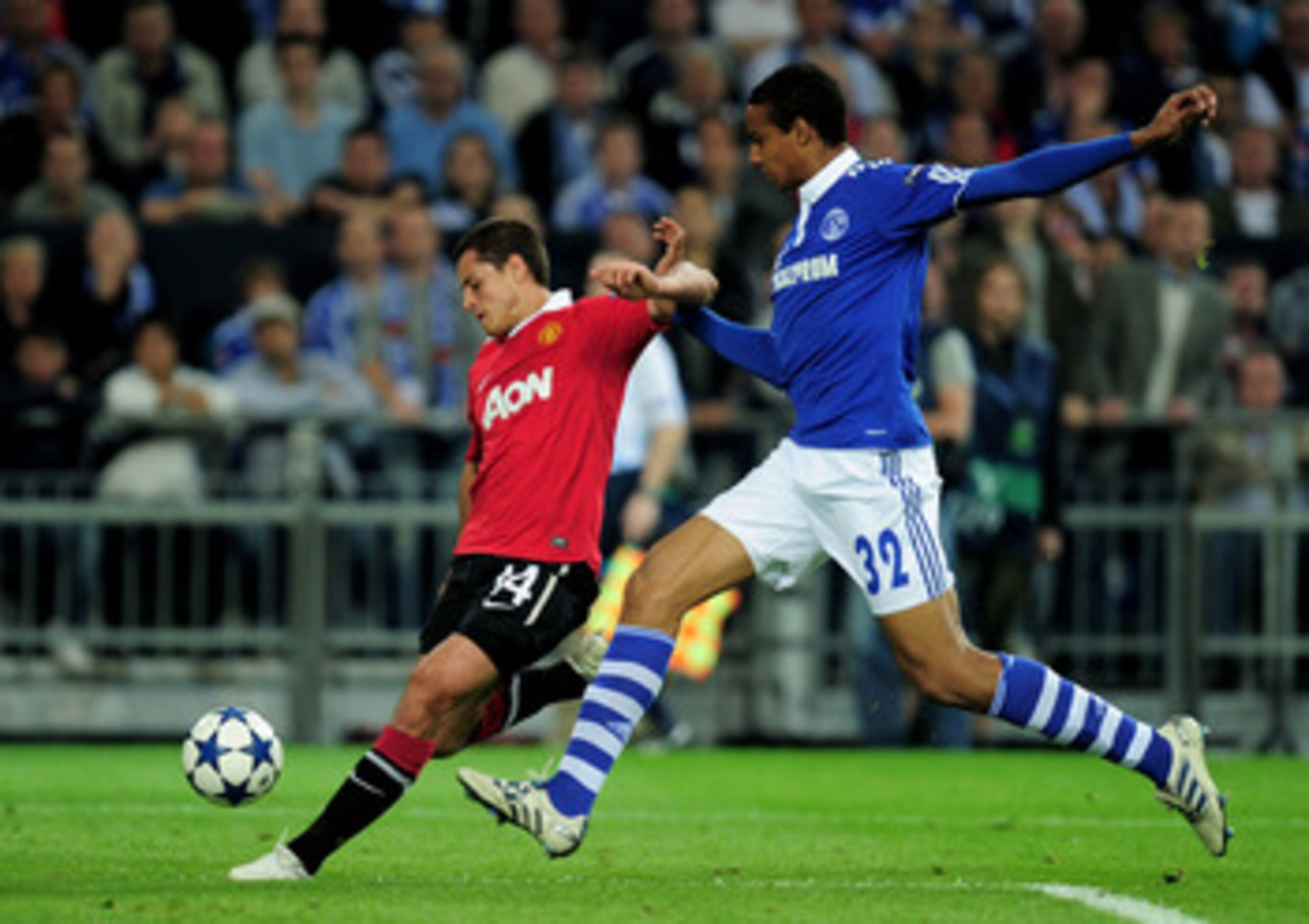 GELSENKIRCHEN, GERMANY - APRIL 26:  Joel Matip of Schalke competes with Javier Hernandez of Manchester United during the UEFA Champions League Semi Final first leg match between FC Schalke 04 and Manchester United at Veltins Arena on April 26, 2011 in Gel