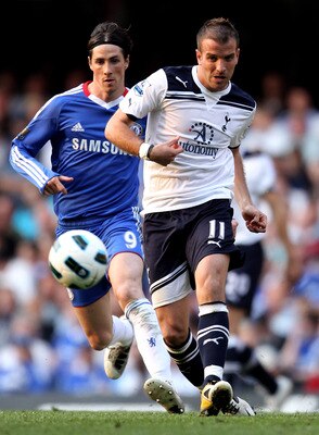 LONDON, ENGLAND - APRIL 30:  Rafael van der Vaart of Spurs pases the ball as Fernando Torres of Chelsea closes in during the Barclays Premier League match between Chelsea and Tottenham Hotspur at Stamford Bridge on April 30, 2011 in London, England.  (Pho