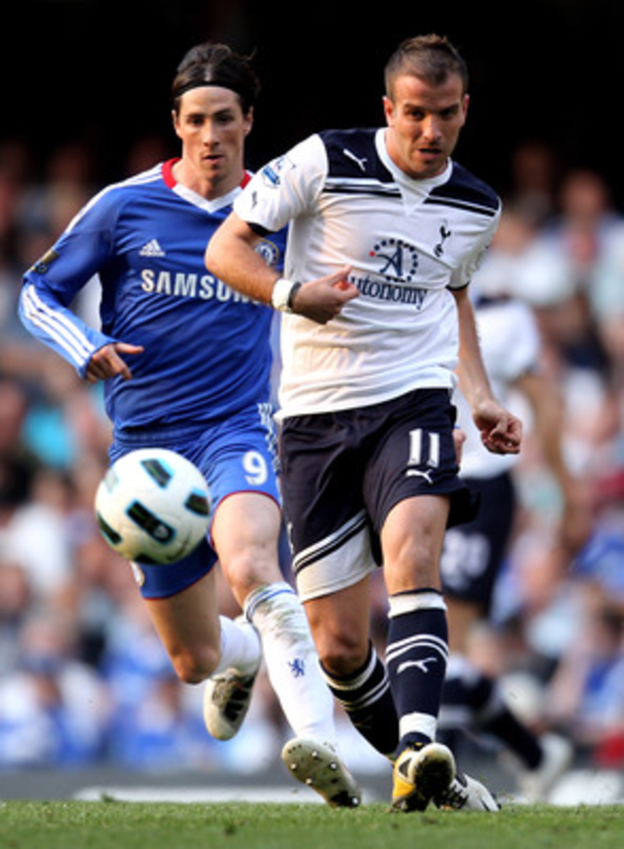 LONDON, ENGLAND - APRIL 30:  Rafael van der Vaart of Spurs pases the ball as Fernando Torres of Chelsea closes in during the Barclays Premier League match between Chelsea and Tottenham Hotspur at Stamford Bridge on April 30, 2011 in London, England.  (Pho