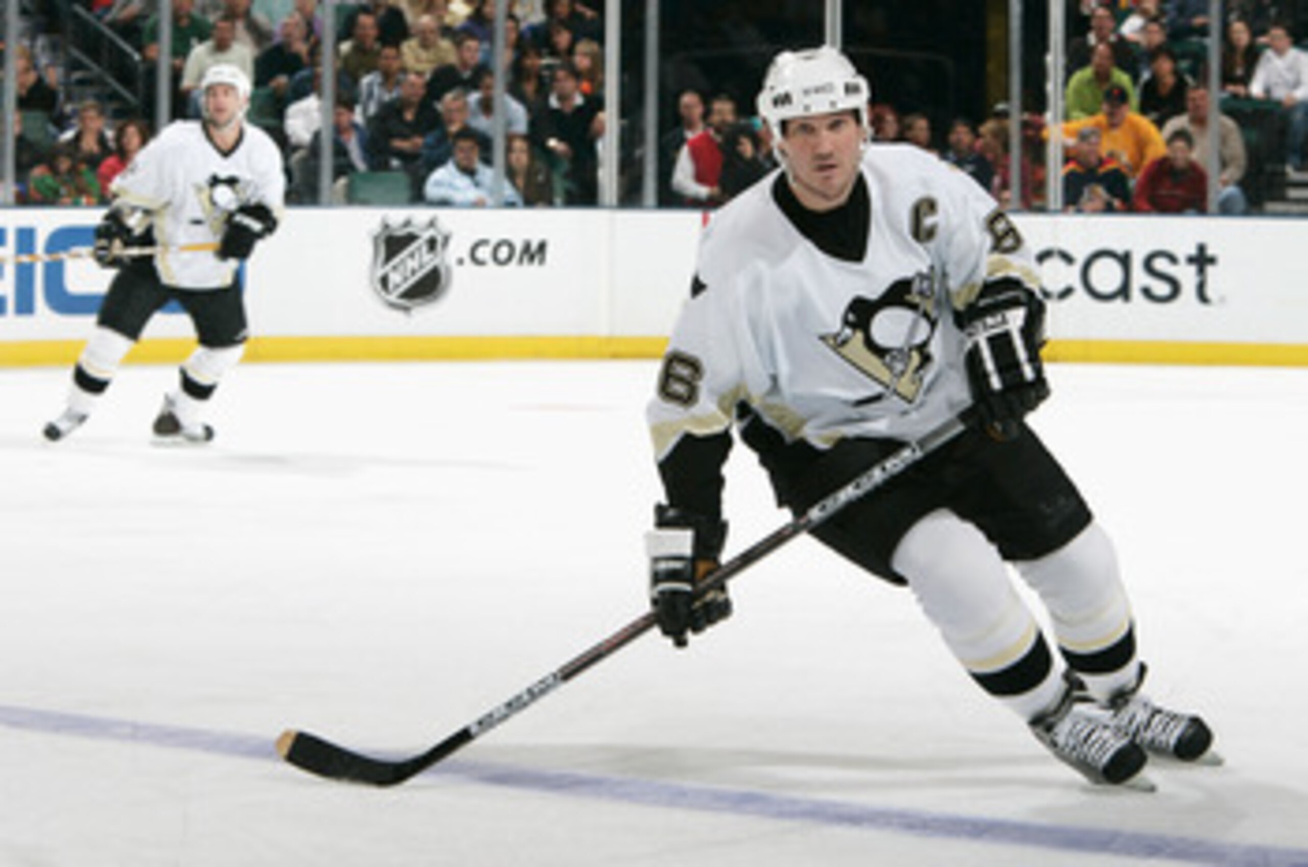 SUNRISE, FL - NOVEMBER 25:  Mario Lemieux #66 of the Pittsburgh Penguins skates against the Florida Panthers during the NHL game at the Bank Atlantic Center on November 25, 2005 in Sunrise, Florida.  The Panthers defeated the Penguins 6-3.  (Photo by Elio