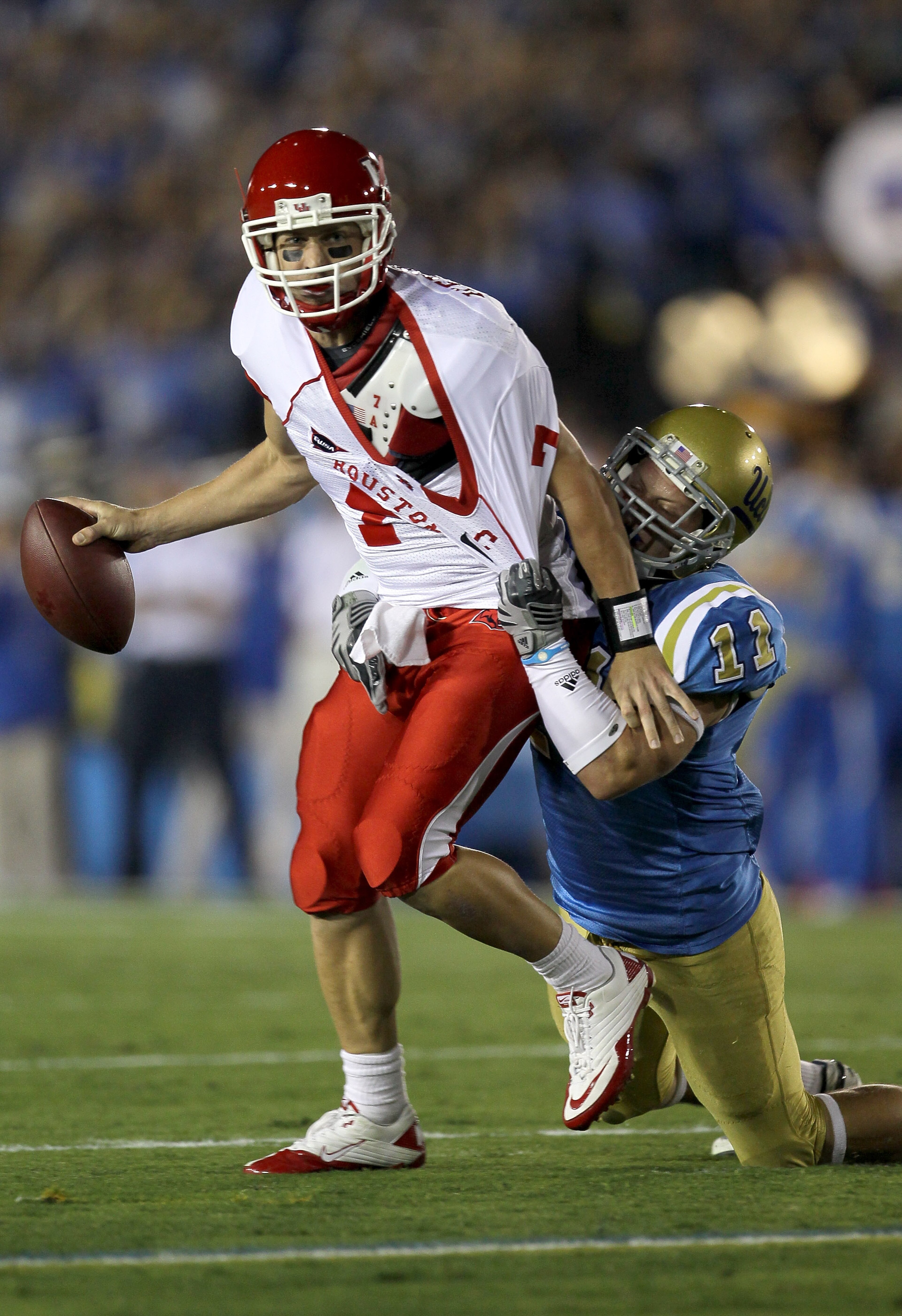 PASADENA, CA - SEPTEMBER 18:  Quarterback Case Keenum #7 of the Houston Cougars is tied up by linebacker Sean Westgate #11 of the UCLA Bruins at the Rose Bowl on September 18, 2010 in Pasadena, California.  (Photo by Stephen Dunn/Getty Images)