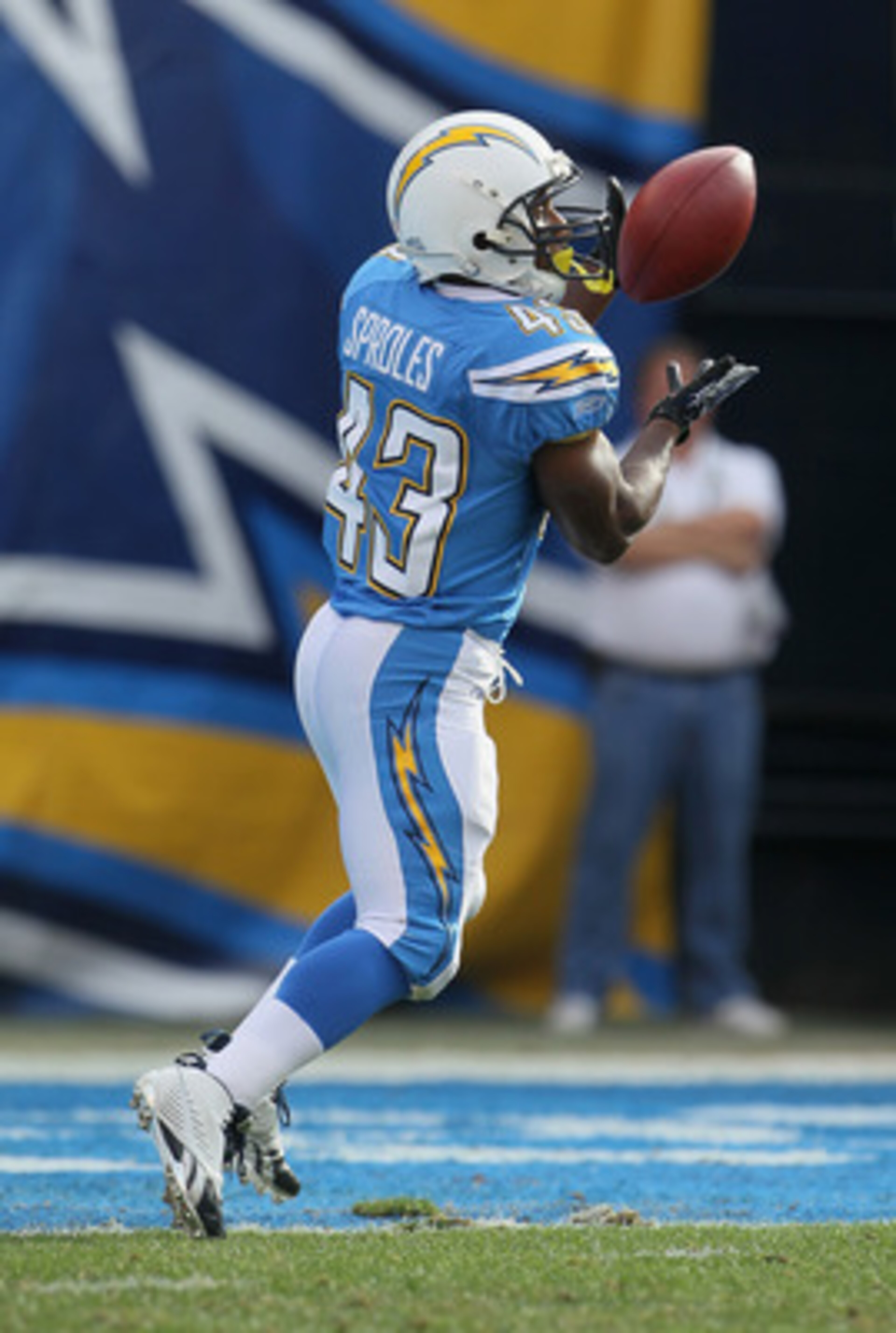 SAN DIEGO - DECEMBER 05:  Darren Sproles #43 of the San Diego Chargers receives the ball against the Oakland Raiders at Qualcomm Stadium on December 5, 2010 in San Diego, California. The Raiders defeated the Chargers 28-13.  (Photo by Jeff Gross/Getty Ima