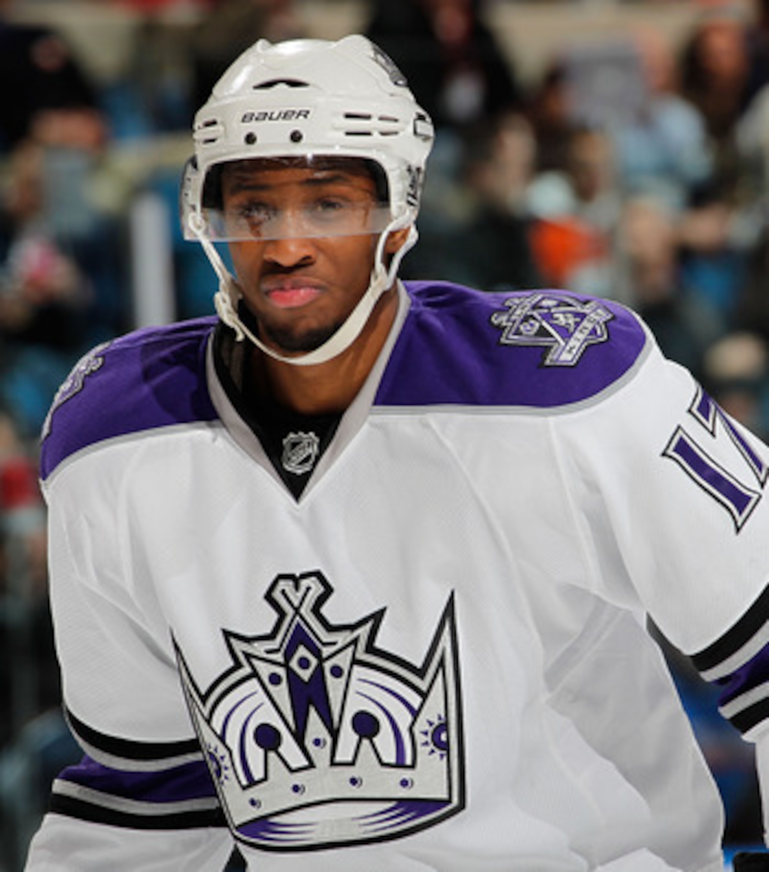 UNIONDALE, NY - FEBRUARY 19:  Wayne Simmonds #17 of the Los Angeles Kings waits for a faceoff during an NHL hockey game against the New York Islanders at the Nassau Coliseum on February 19, 2011 in Uniondale, New York.  (Photo by Paul Bereswill/Getty Imag