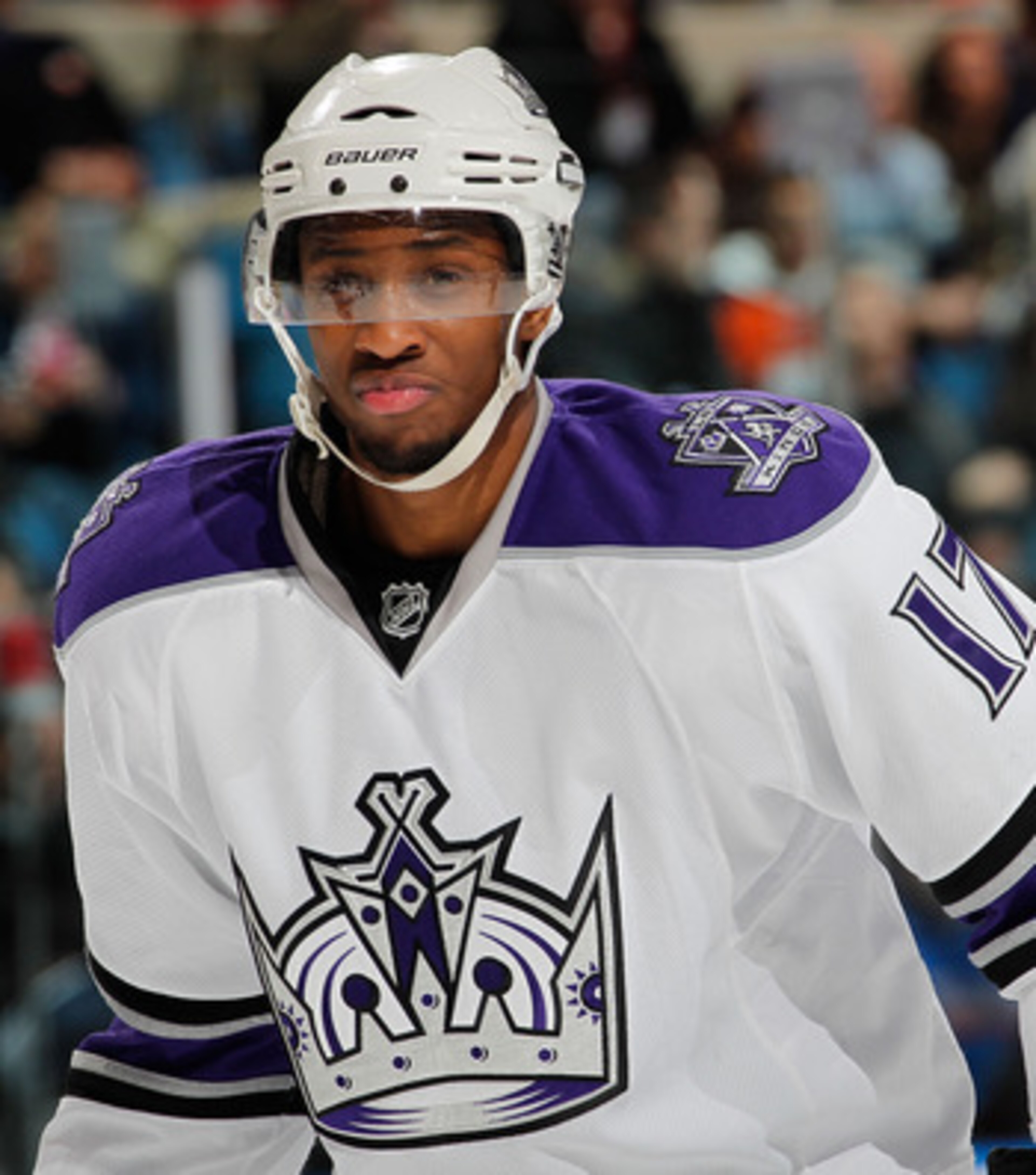 UNIONDALE, NY - FEBRUARY 19:  Wayne Simmonds #17 of the Los Angeles Kings waits for a faceoff during an NHL hockey game against the New York Islanders at the Nassau Coliseum on February 19, 2011 in Uniondale, New York.  (Photo by Paul Bereswill/Getty Imag
