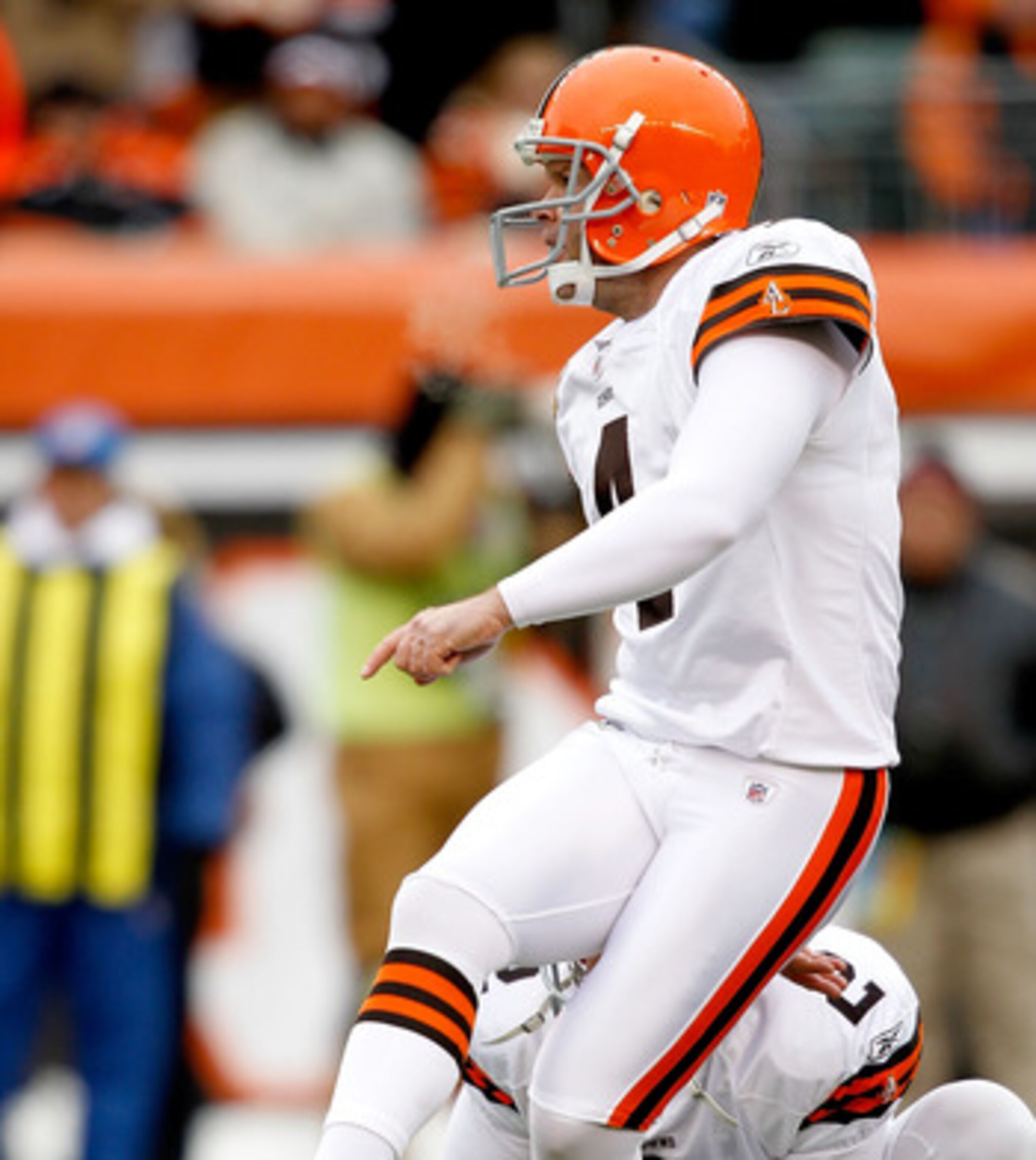 CINCINNATI, OH - DECEMBER 19:  Phil Dawson #4 of the Cleveland Browns kicks field goal against the Cincinnati Bengals at Paul Brown Stadium on December 19, 2010 in Cincinnati, Ohio.  (Photo by Matthew Stockman/Getty Images)