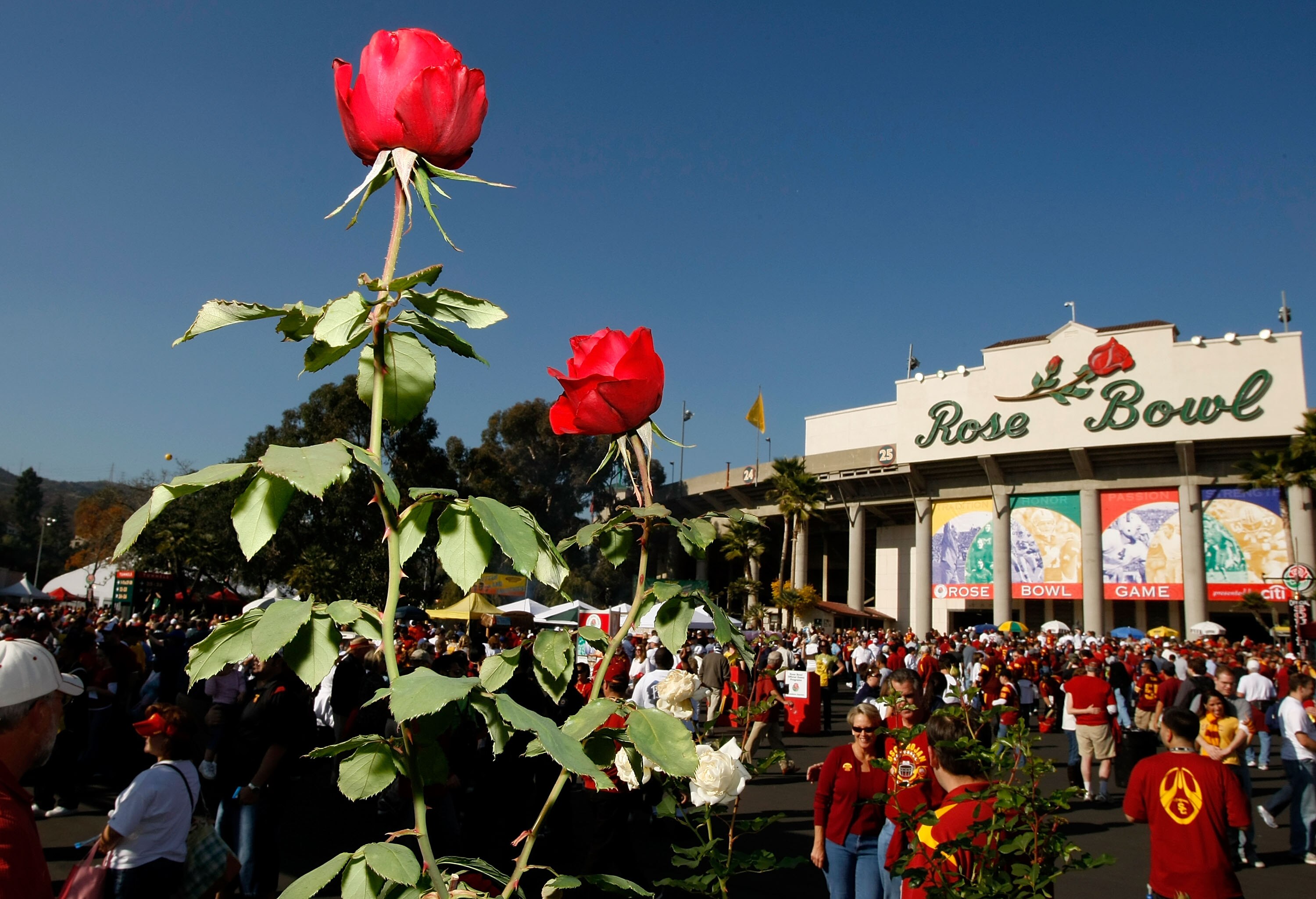 PASADENA, CA - JANUARY 01:  Fans enter the stadium before the game between the USC Trojans and the Penn State Nittany Lions at the 95th Rose Bowl Game presented by Citi on January 1, 2009 at the Rose Bowl in Pasadena, California.  (Photo by Harry How/Gett