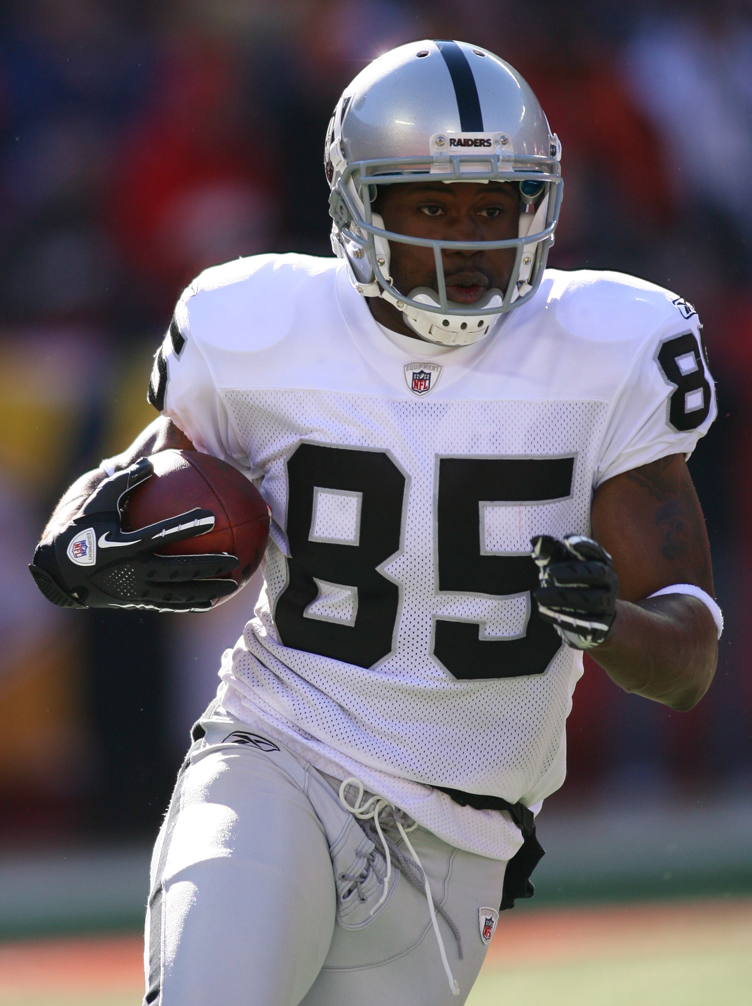 KANSAS CITY, MO - JANUARY 02: Wide receiver Darrius Heyward-Bey #85 of the Oakland Raiders runs down field in a game against the Kansas City Chiefs at Arrowhead Stadium on January 2, 2011 in Kansas City, Missouri. (Photo by Tim Umphrey/Getty Images) KANSAS CITY, MO - JANUARY 02: Wide receiver Darrius Heyward-Bey #85 of the Oakland Raiders runs down field in a game against the Kansas City Chiefs at Arrowhead Stadium on January 2, 2011 in Kansas City, Missouri. (Photo by Tim Umphrey/Getty Images)