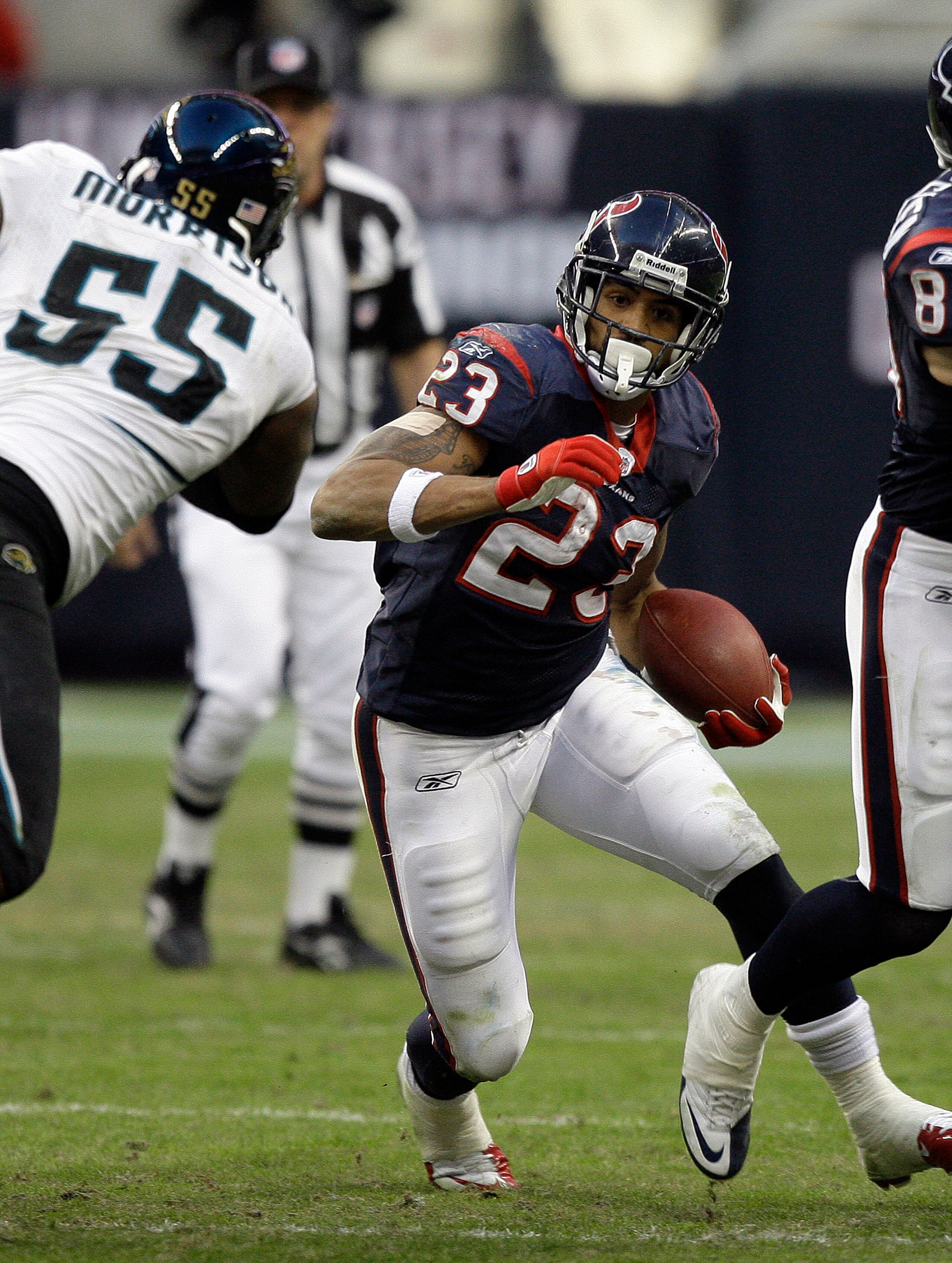 HOUSTON - JANUARY 02: Running back Arian Foster #23 of the Houston Texans rushes past linebacker Kirk Morrison #52 of the Jacksonville Jaguars at Reliant Stadium on January 2, 2011 in Houston, Texas. (Photo by Bob Levey/Getty Images) HOUSTON - JANUARY 02: Running back Arian Foster #23 of the Houston Texans rushes past linebacker Kirk Morrison #52 of the Jacksonville Jaguars at Reliant Stadium on January 2, 2011 in Houston, Texas. (Photo by Bob Levey/Getty Images)