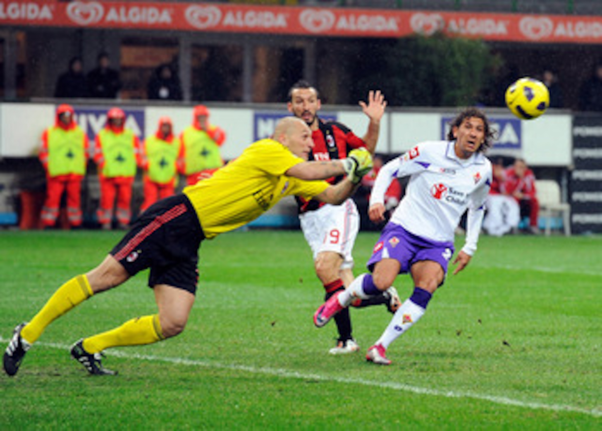 MILAN, ITALY - NOVEMBER 20:  Christian Abbiati of AC Milan and Alessio Cerci of ACF Fiorentina compete for the ball during the Serie A match between Milan and Fiorentina at Stadio Giuseppe Meazza on November 20, 2010 in Milan, Italy.  (Photo by Claudio Vi