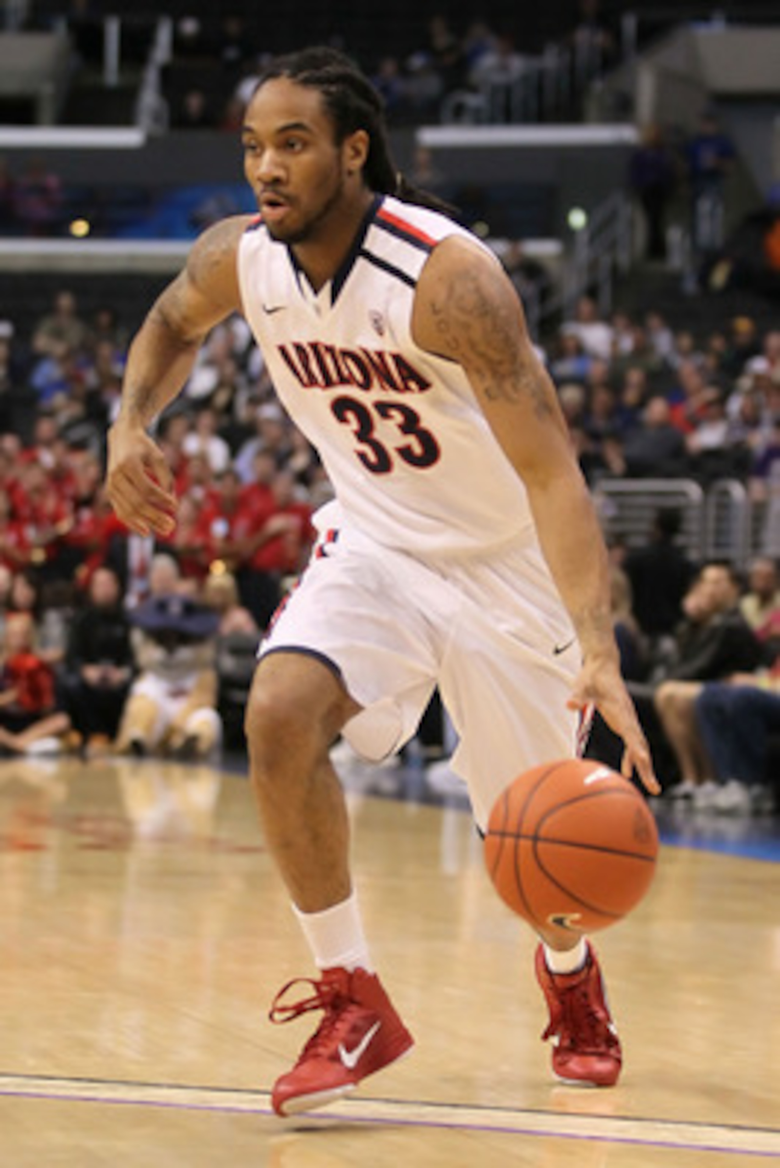 LOS ANGELES, CA - MARCH 12: Jesse Perry #33 of the Arizona Wildcats moves the ball while taking on the Washington Huskies in the championship game of the 2011 Pacific Life Pac-10 Men's Basketball Tournament at Staples Center on March 12, 2011 in Los Ange LOS ANGELES, CA - MARCH 12: Jesse Perry #33 of the Arizona Wildcats moves the ball while taking on the Washington Huskies in the championship game of the 2011 Pacific Life Pac-10 Men's Basketball Tournament at Staples Center on March 12, 2011 in Los Ange