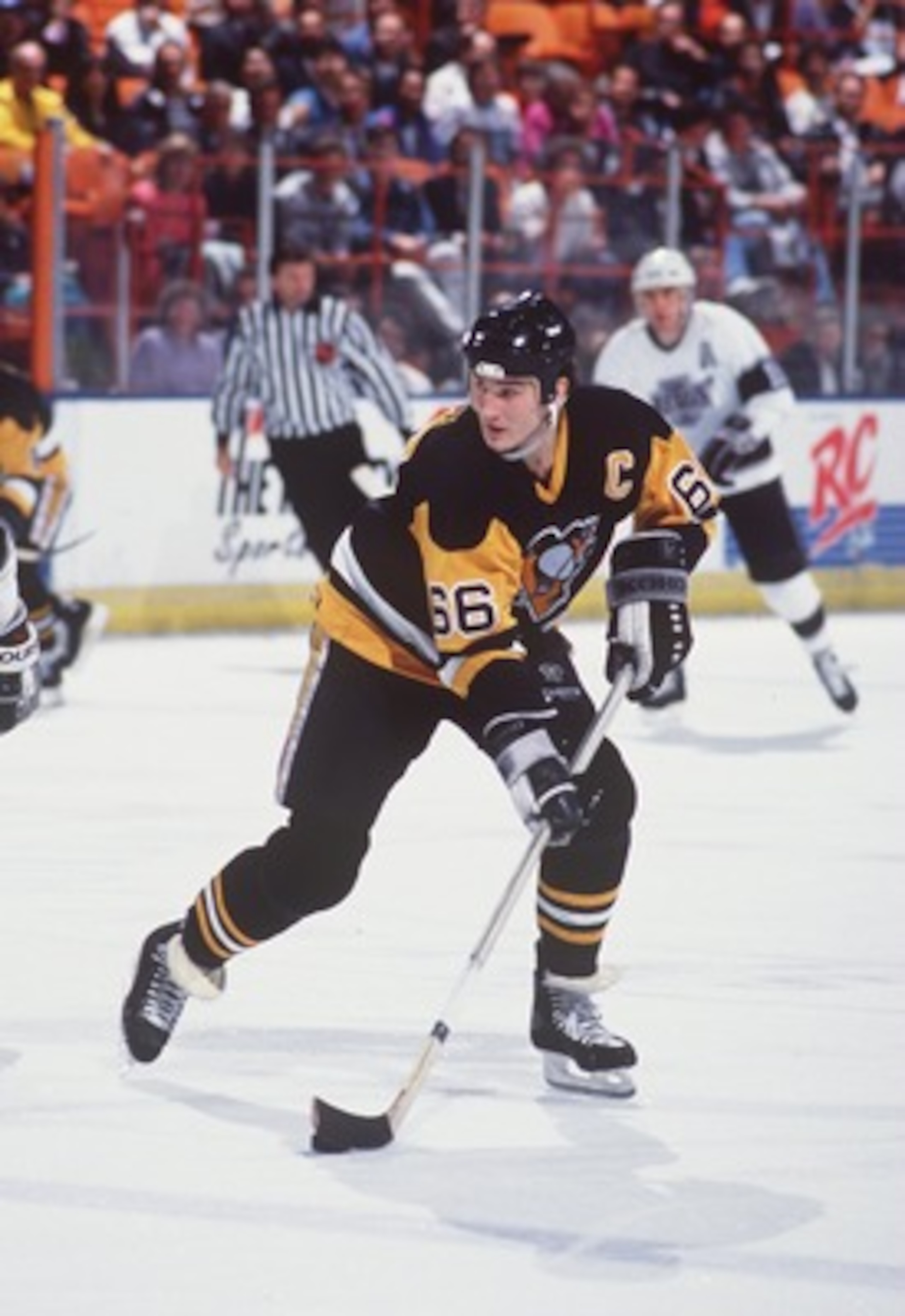 MARIO LEMIEUX OF PITTSBURGH CONTROLS THE PUCK DURING THE PENGUINS GAME VERSUS THE LOS ANGELES KINGS AT THE GREAT WESTERN FORUM IN INGLEWOOD, CALIFORNIA.