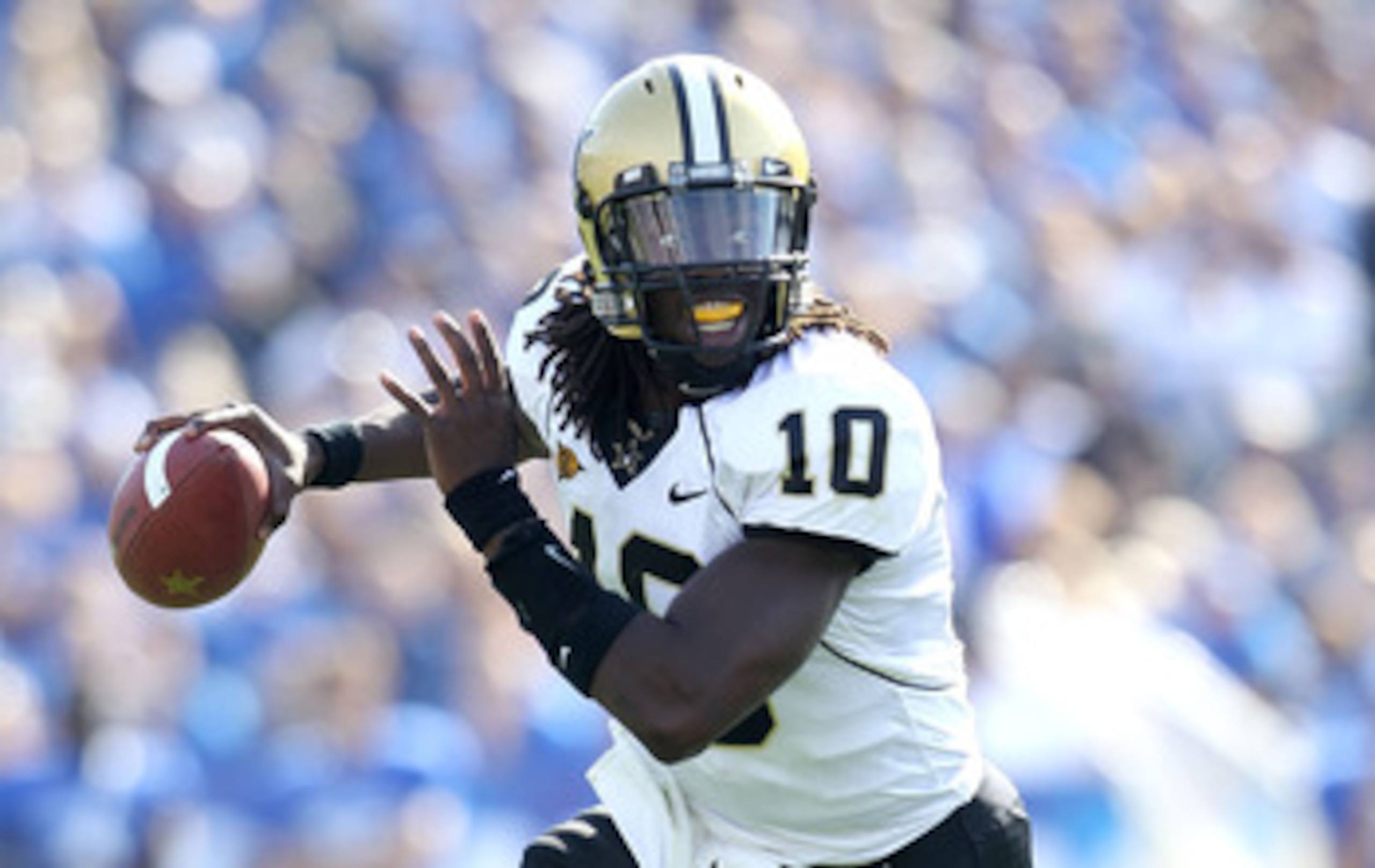 LEXINGTON, KY - NOVEMBER 13:  Larry Smith #10 of the Vanderbilt Commodores runs with the ball during the game against the Kentucky Wildcats  at Commonwealth Stadium on November 13, 2010 in Lexington, Kentucky.  (Photo by Andy Lyons/Getty Images)
