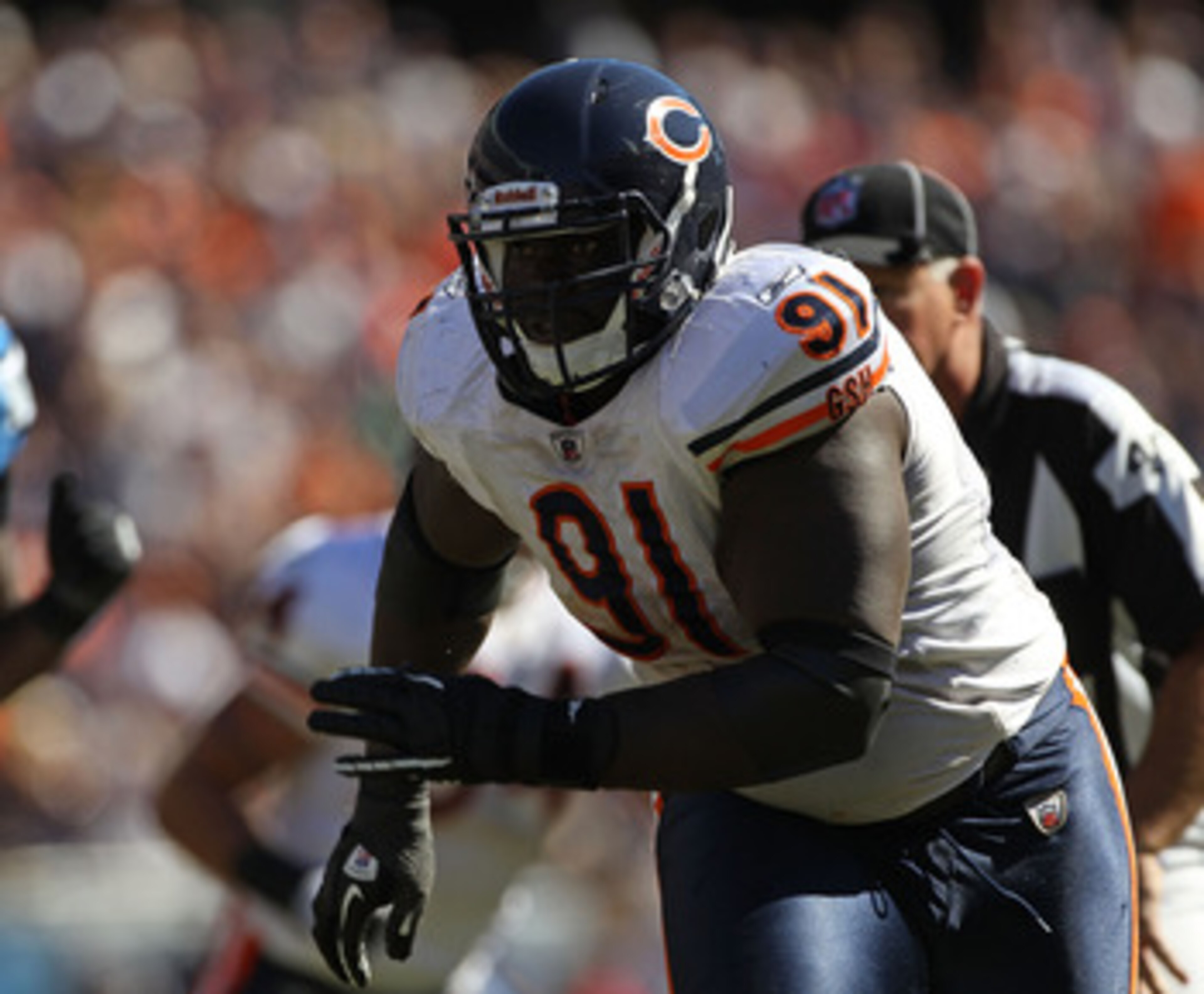 CHICAGO - SEPTEMBER 12: Tommie Harris #91 of the Chicago Bears pressures Shaun Hill of the Detroit Lions during the NFL season opening game at Soldier Field on September 12, 2010 in Chicago, Illinois. The Bears defeated the Lions 19-14. (Photo by Jonathan