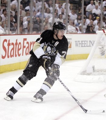 PITTSBURGH - MAY 8:  Evgeni Malkin #71 of the Pittsburgh Penguins handles the puck against the Montreal Canadiens in Game Five of the Eastern Conference Semifinals during the 2010 NHL Stanley Cup Playoffs at Mellon Arena on May 8, 2010 in Pittsburgh, Penn