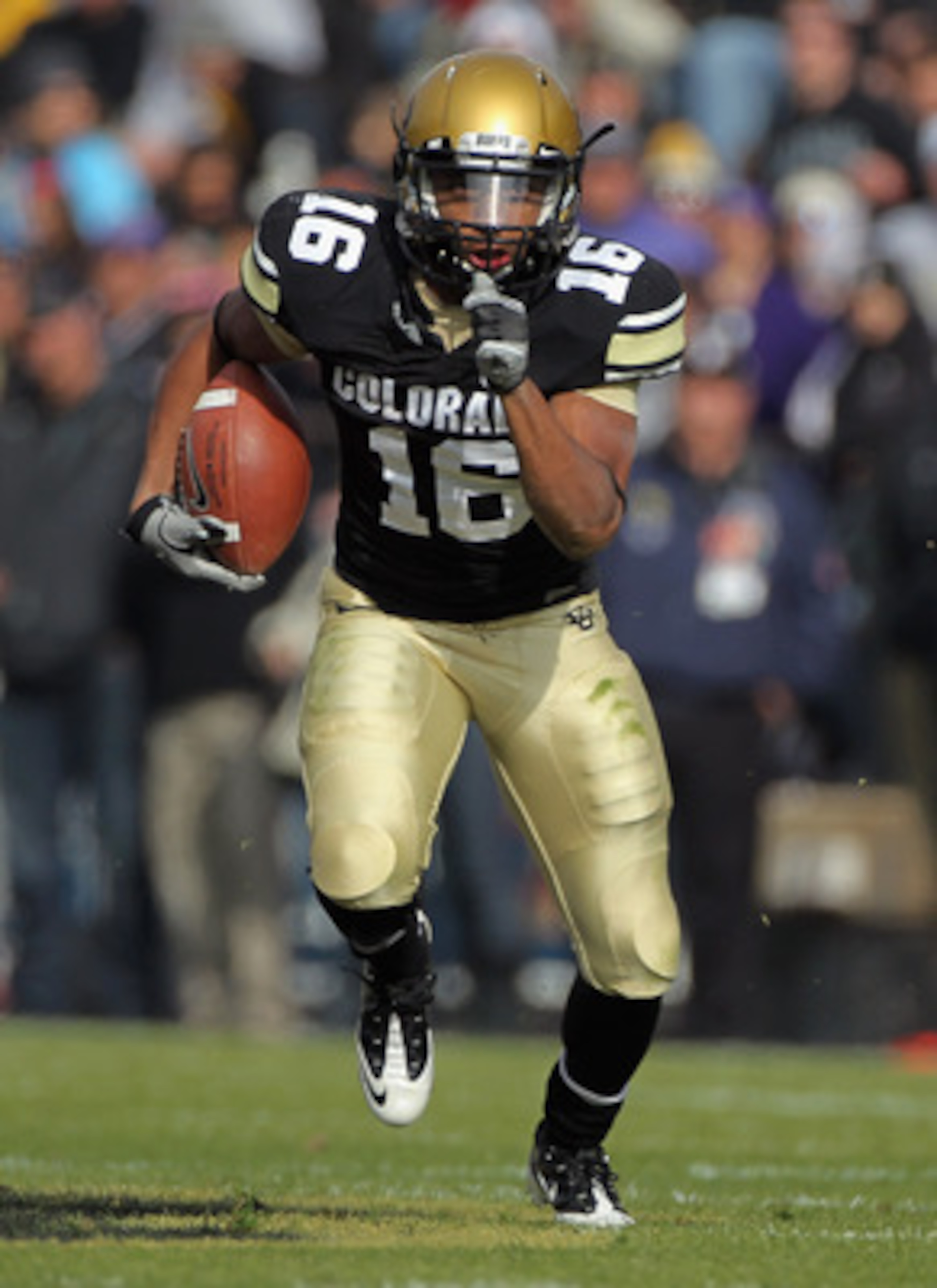 BOULDER, CO - NOVEMBER 20:  Wide receiver Will Jefferson #16 of the Colorado Buffaloes makes a reception and eludes the Kansas State Wildcats defense at Folsom Field on November 20, 2010 in Boulder, Colorado.  (Photo by Doug Pensinger/Getty Images)