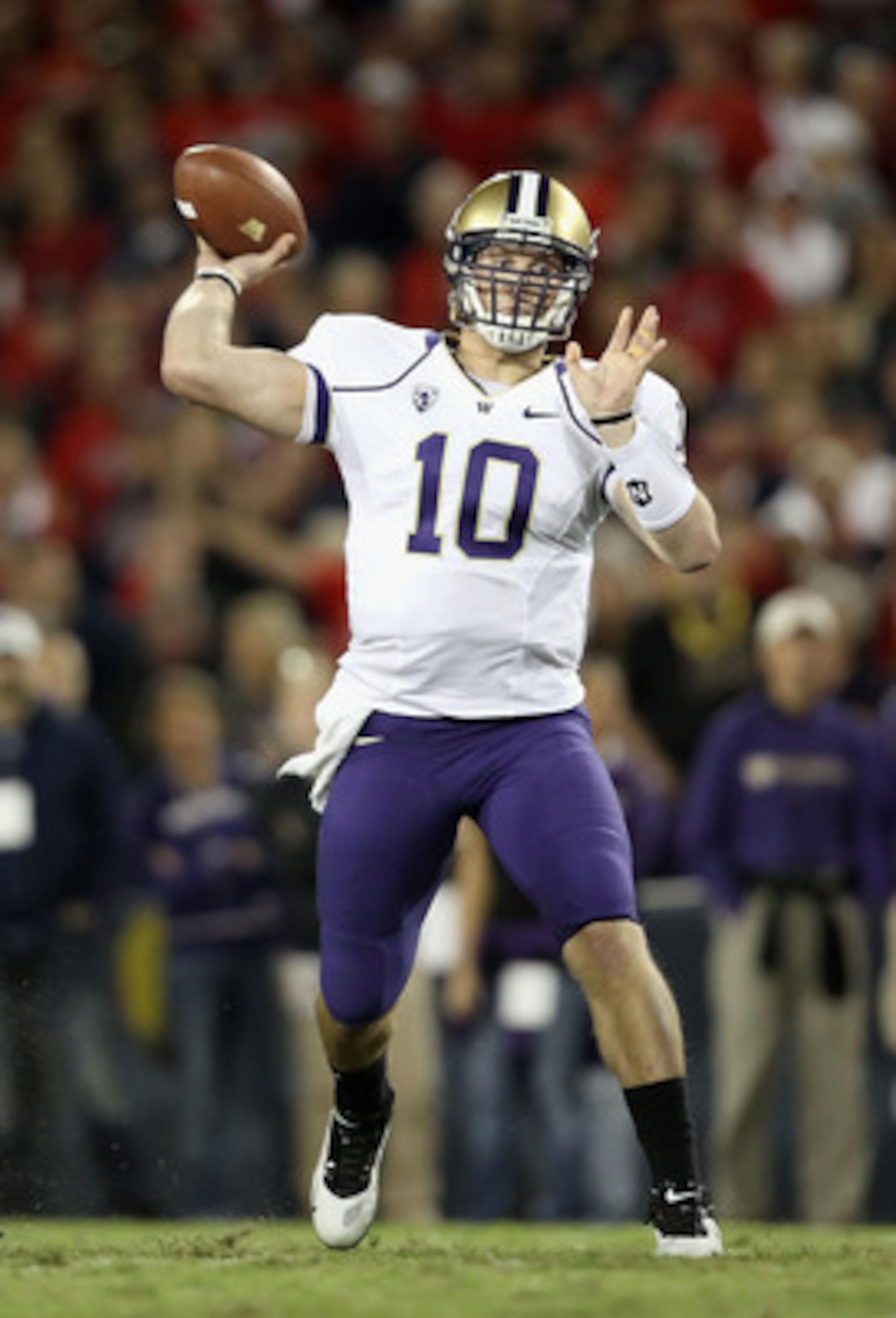 TUCSON, AZ - OCTOBER 23:  Quarterback Jake Locker #10 of the Washington Huskies throws a pass during the college football game against the Arizona Wildcats at Arizona Stadium on October 23, 2010 in Tucson, Arizona.  (Photo by Christian Petersen/Getty Imag