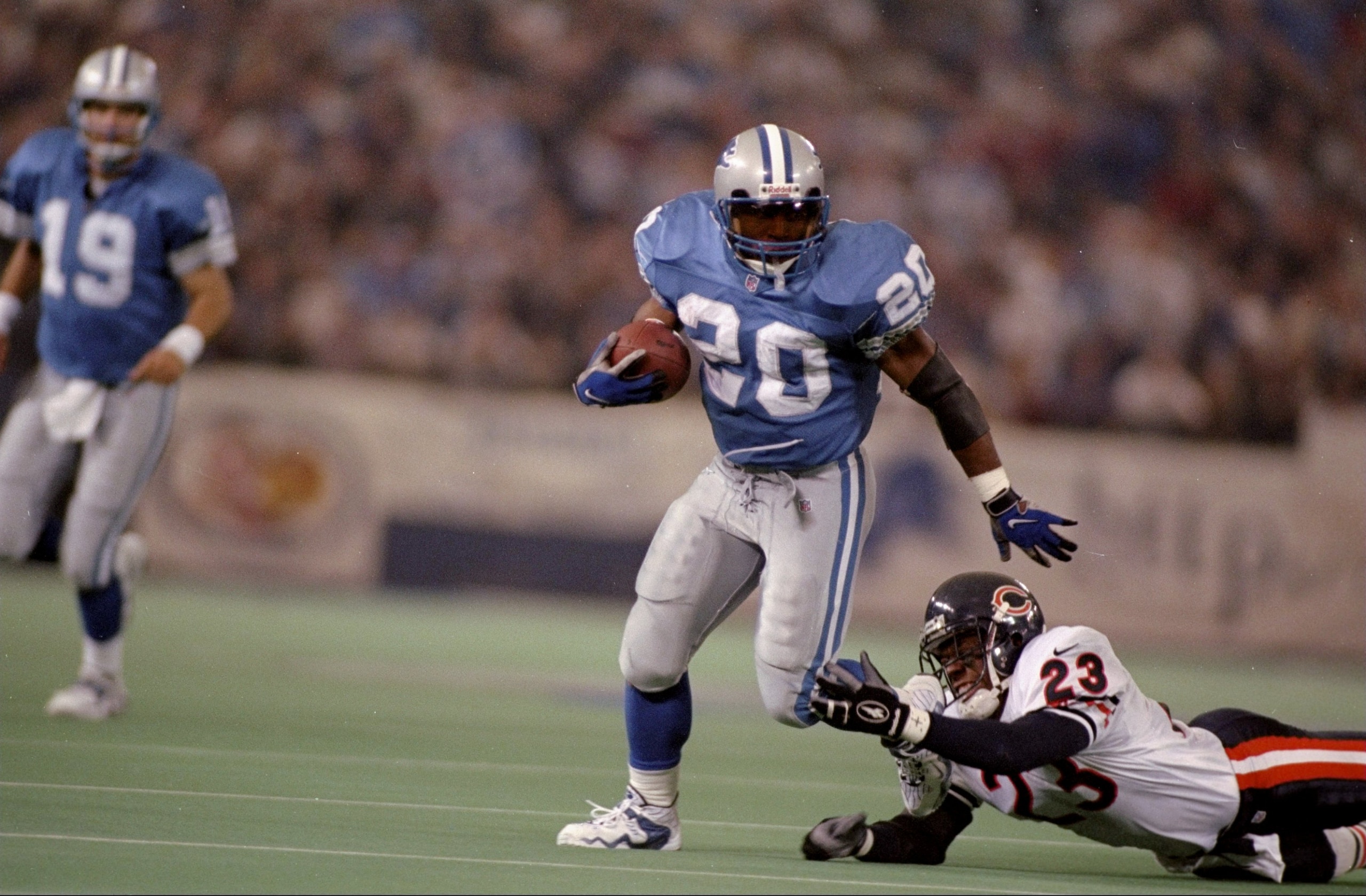 27 Nov 1997:  Running back Barry Sanders #20 of the Detroit Lions carries the football during the Lions 55-20 win over the Chicago Bears at the Pontiac Silverdome in Pontiac, Michigan. Mandatory Credit: Tim Broekema  /Allsport