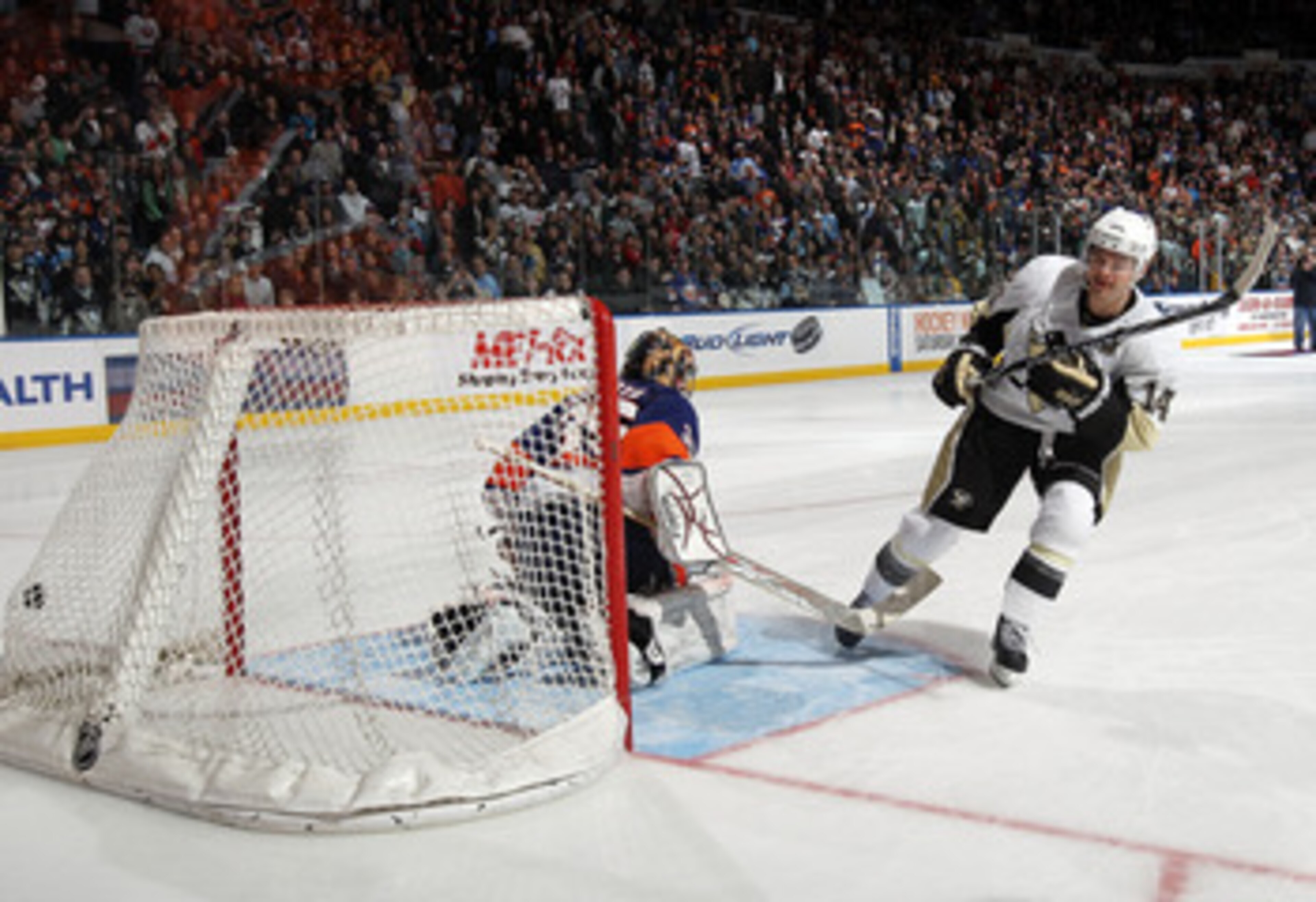 UNIONDALE, NY - APRIL 08: Chris Kunitz #14 of the Pittsburgh Penguins scores in the shootout to defeat Al Montoya #35 and the New York Islanders 4-3 at the Nassau Coliseum on April 8, 2011 in Uniondale, New York. (Photo by Bruce Bennett/Getty Images)